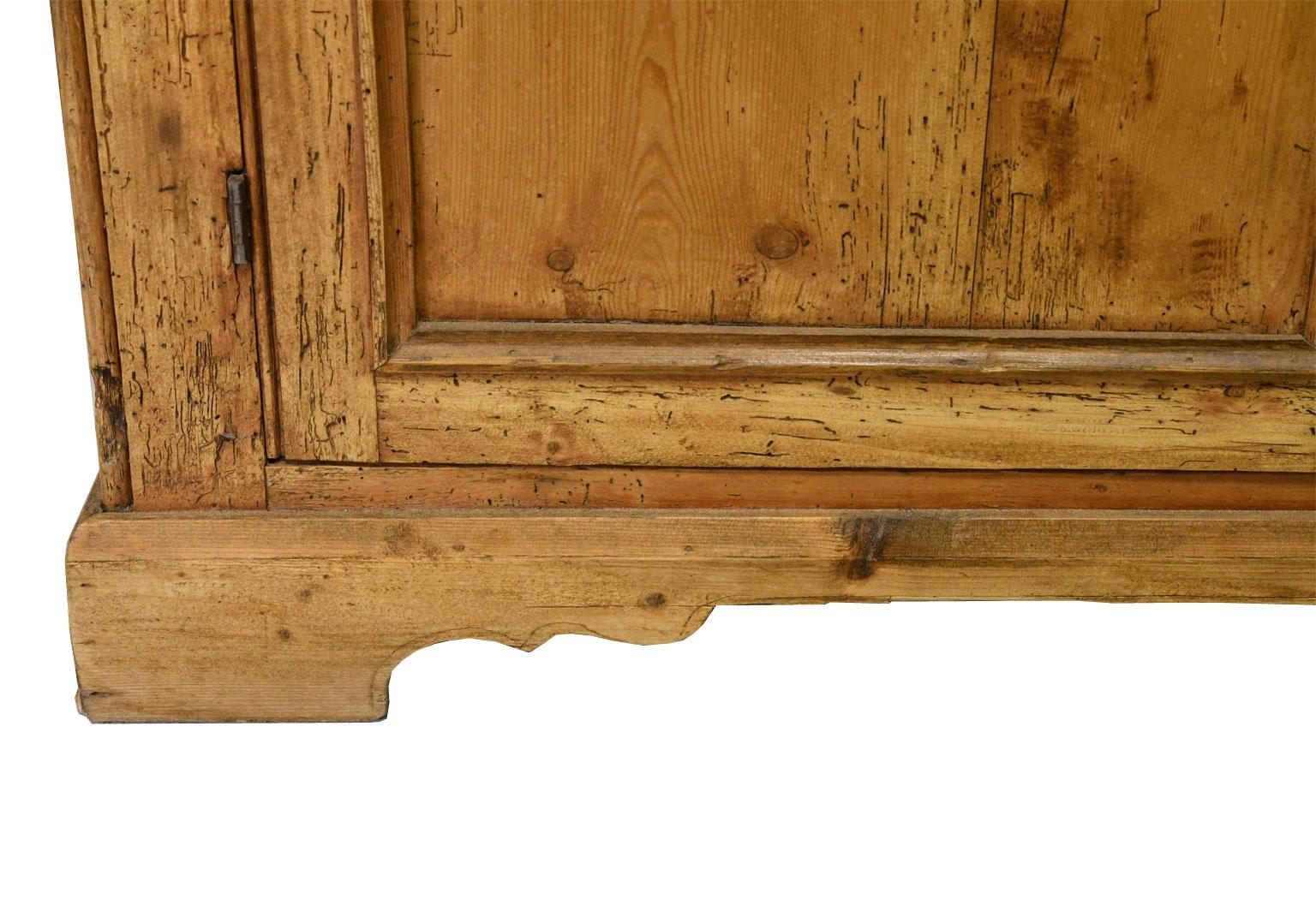 Rustikaler englischer Landhausschrank aus Kiefernholz mit verglasten Türen aus dem 19 8