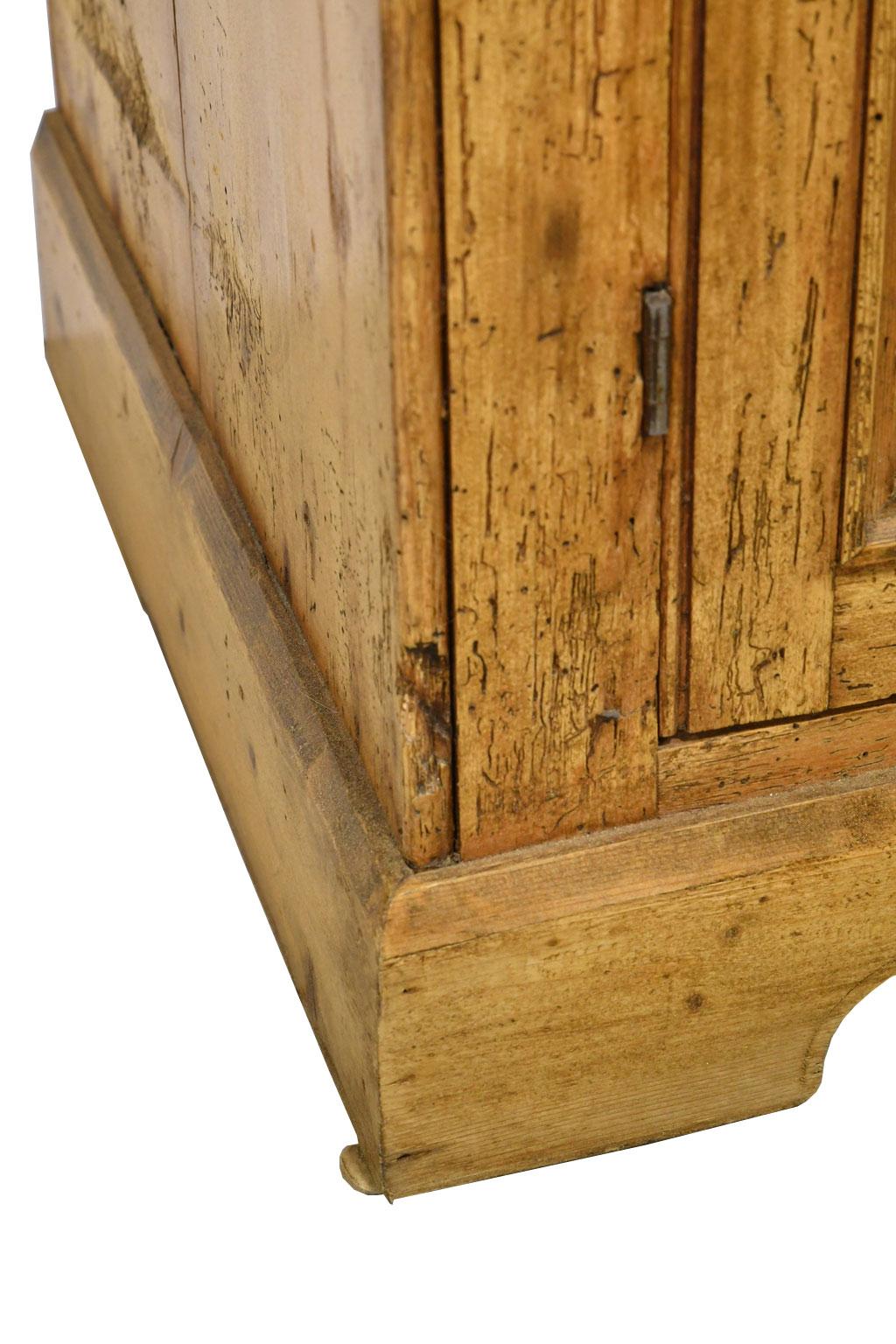 Rustikaler englischer Landhausschrank aus Kiefernholz mit verglasten Türen aus dem 19 9