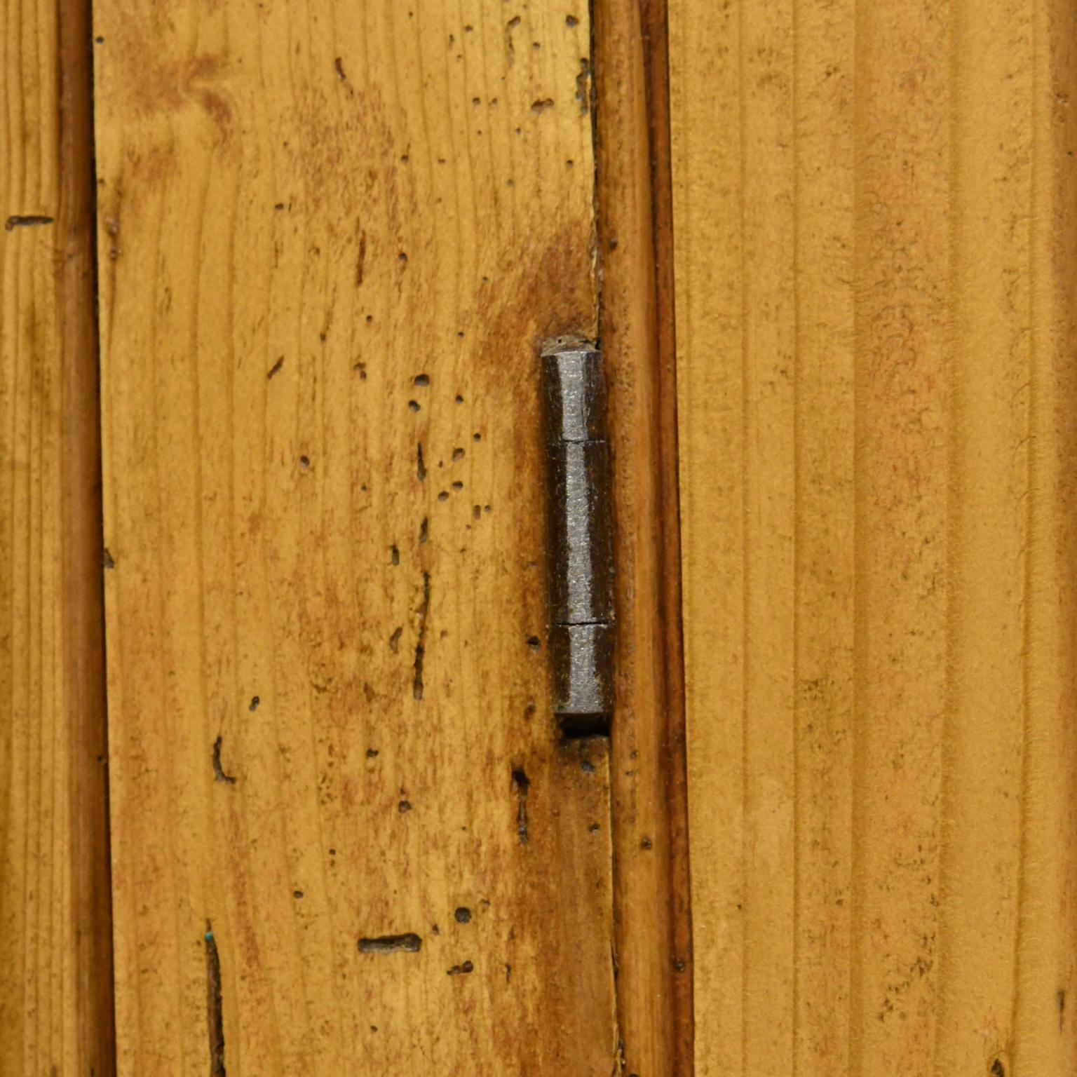 Rustikaler englischer Landhausschrank aus Kiefernholz mit verglasten Türen aus dem 19 10
