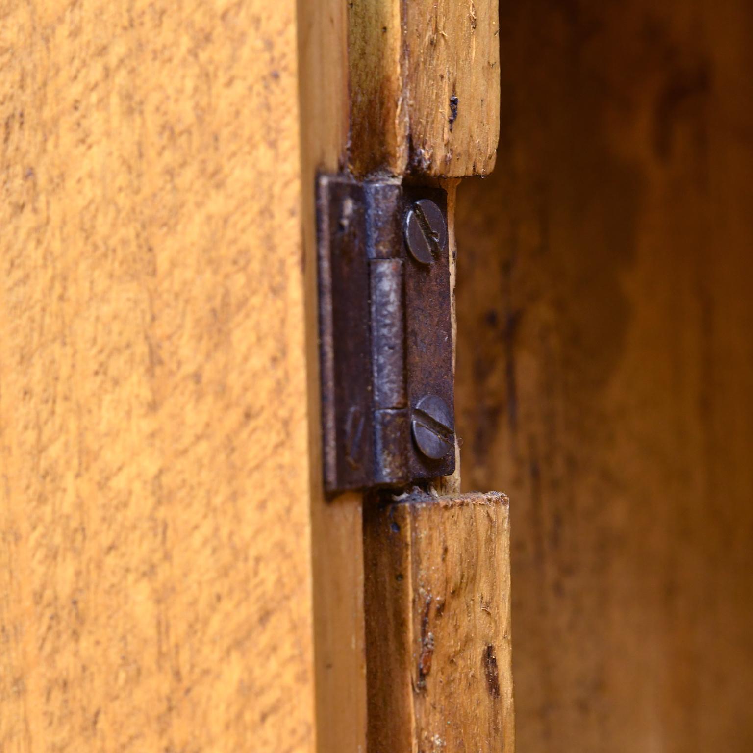 Rustikaler englischer Landhausschrank aus Kiefernholz mit verglasten Türen aus dem 19 11
