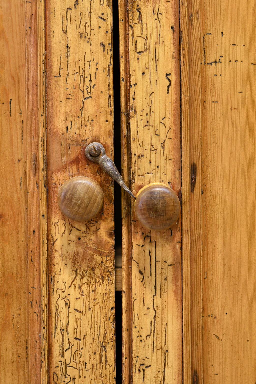 Rustikaler englischer Landhausschrank aus Kiefernholz mit verglasten Türen aus dem 19 12