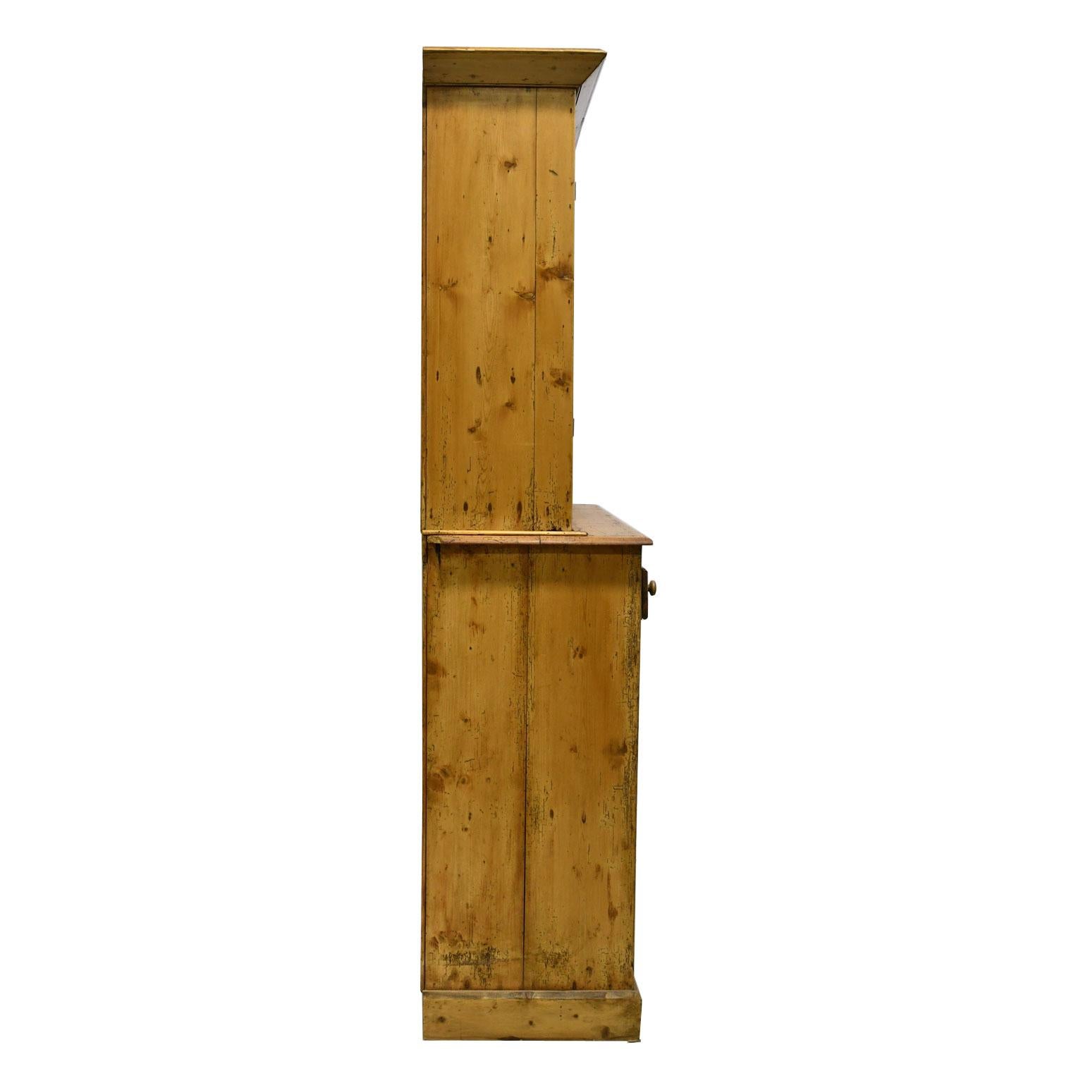 Rustikaler englischer Landhausschrank aus Kiefernholz mit verglasten Türen aus dem 19 2
