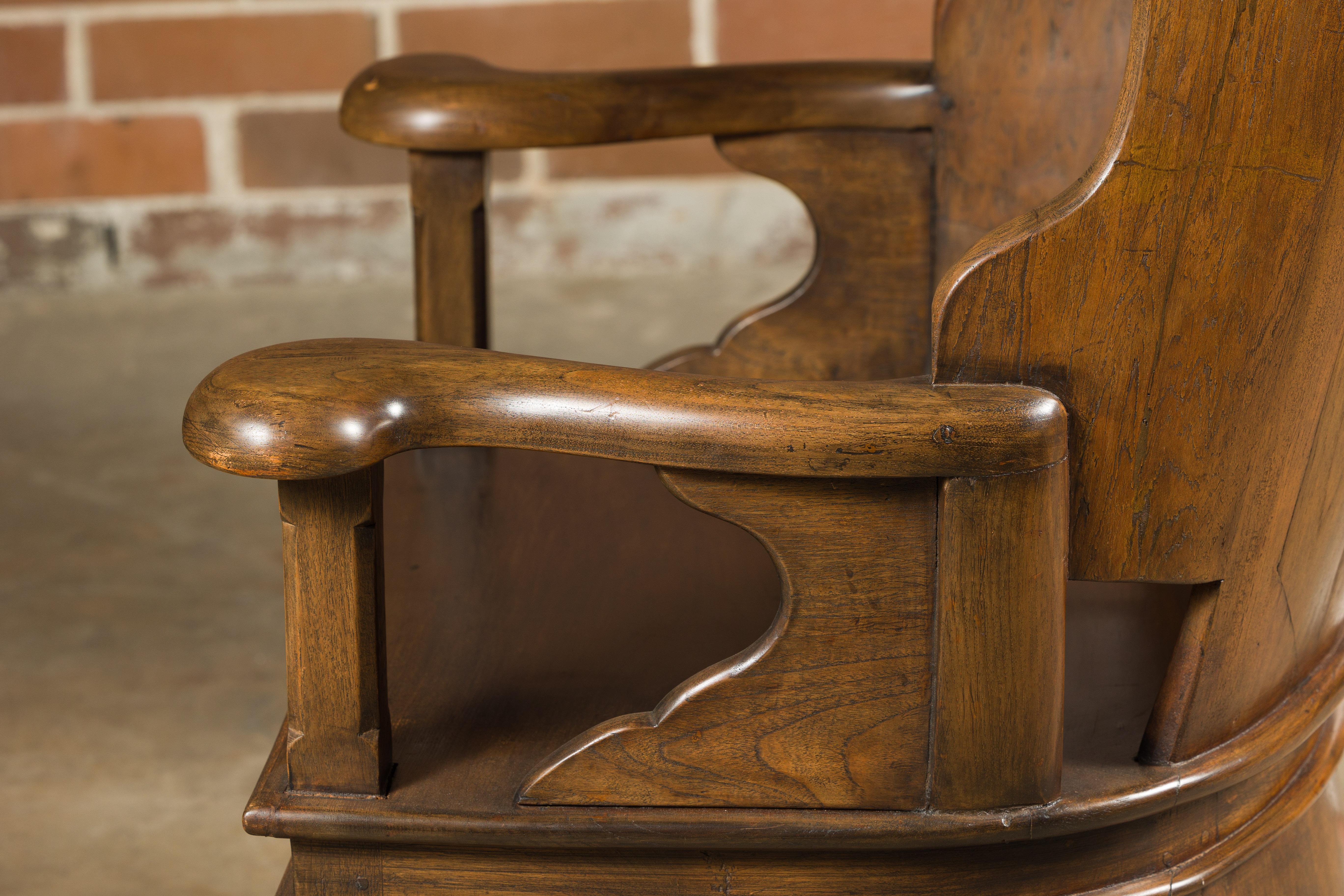 Chaise rustique du 19ème siècle en noyer anglais avec base sculptée en vente 3