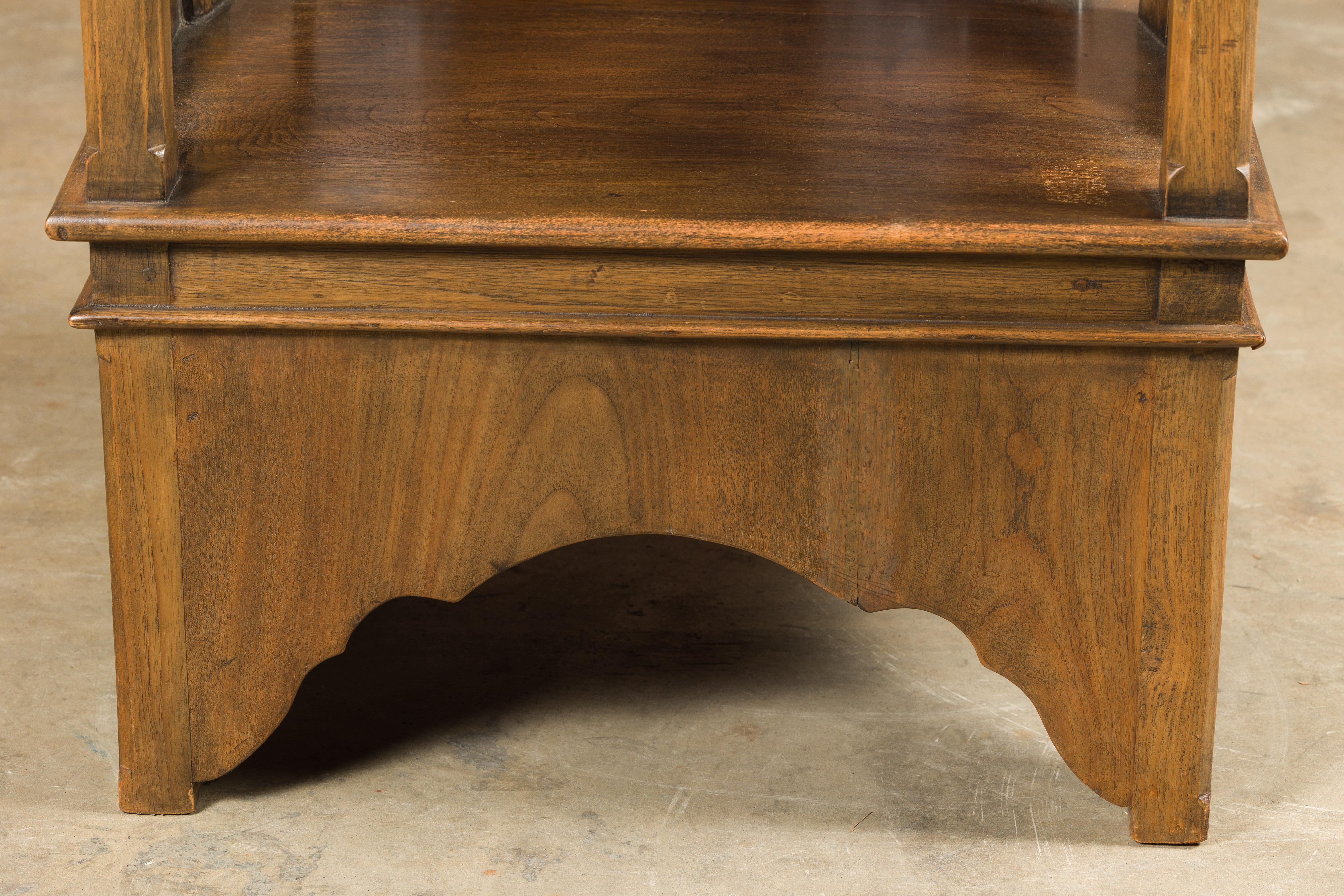 Sedia rustica in legno di noce del XIX secolo con base intagliata in vendita 6