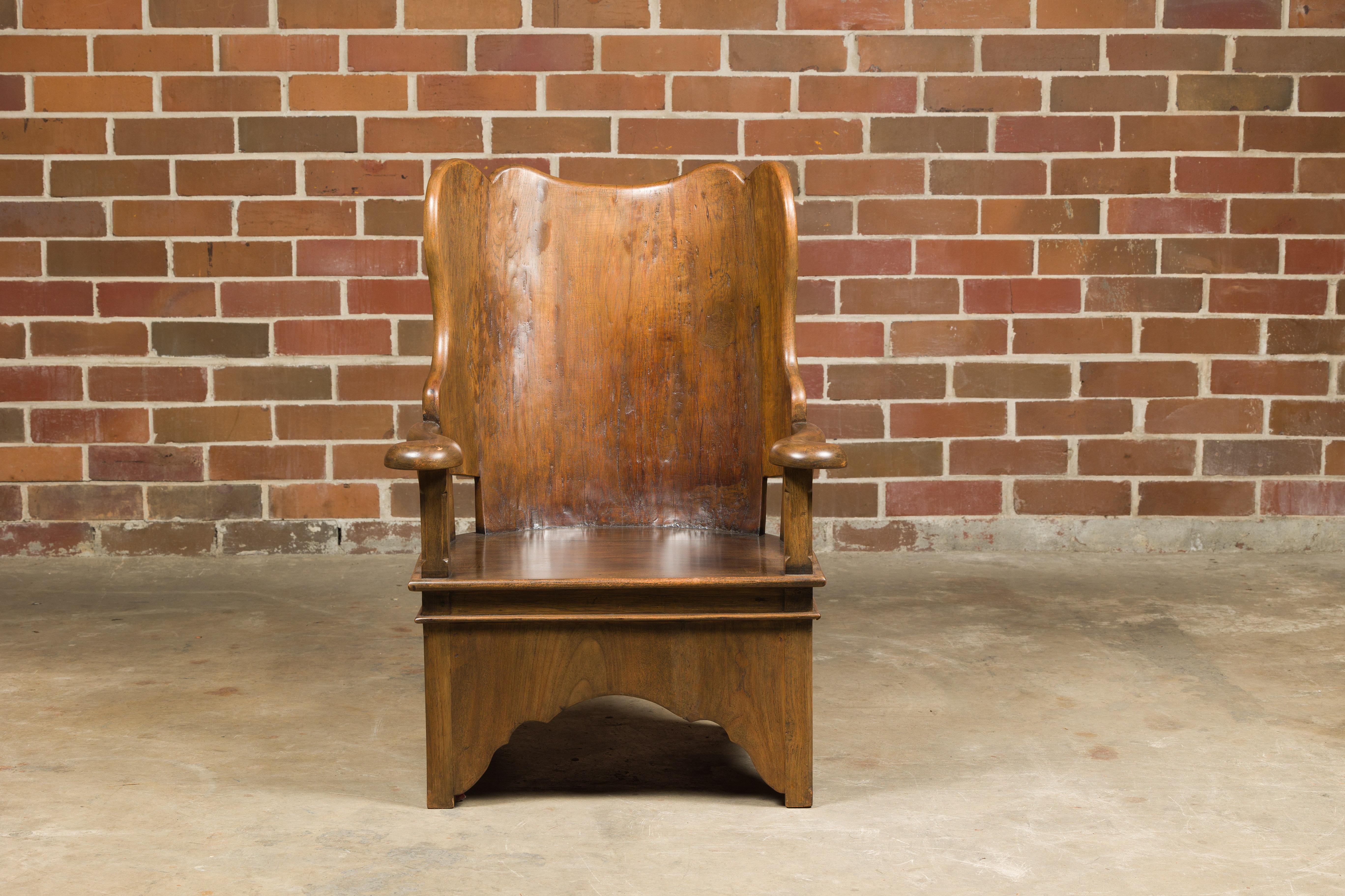 Chaise rustique en noyer anglais du 19e siècle avec des accoudoirs incurvés et une base sculptée. Cette chaise rustique en noyer anglais fait remonter l'ambiance de votre maison dans le temps. Elle témoigne de l'artisanat du XIXe siècle et du charme
