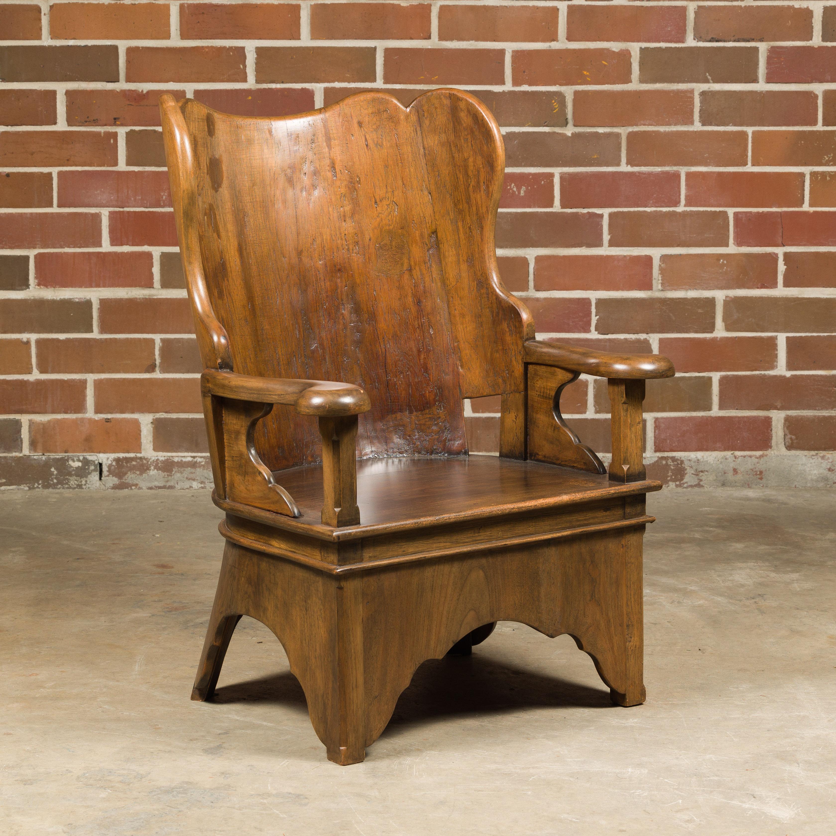 Rustique Chaise rustique du 19ème siècle en noyer anglais avec base sculptée en vente
