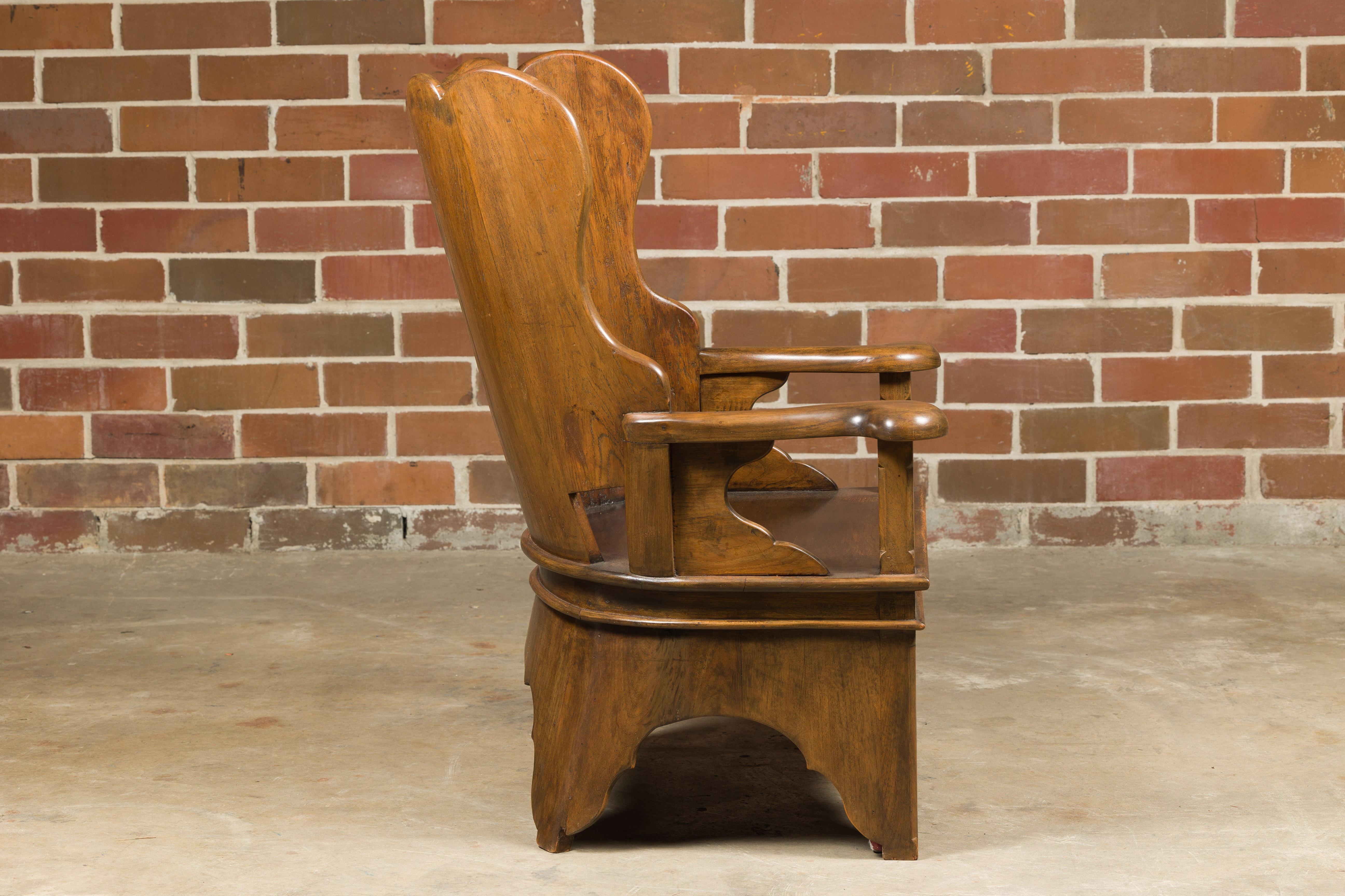 Noyer Chaise rustique du 19ème siècle en noyer anglais avec base sculptée en vente