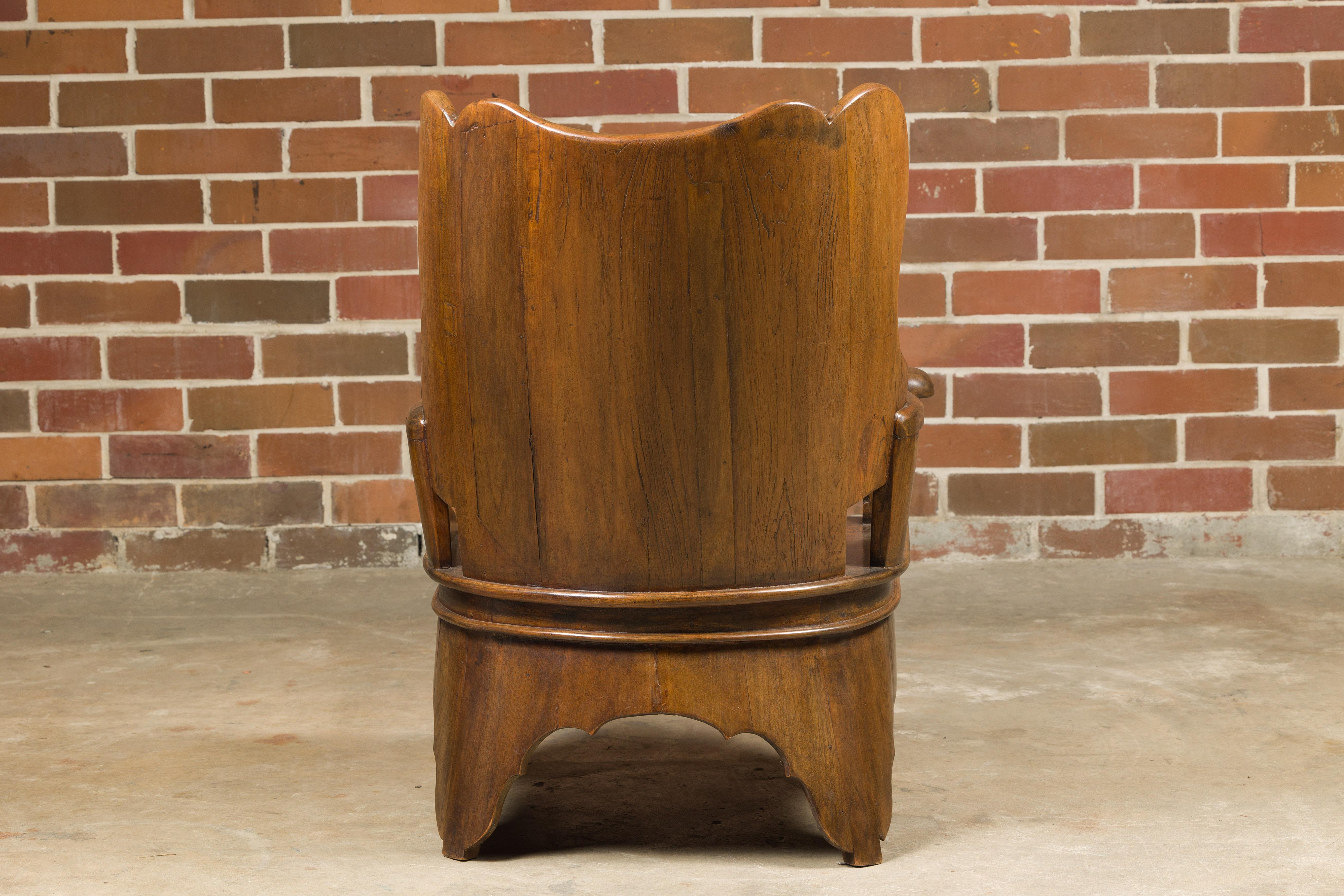 Chaise rustique du 19ème siècle en noyer anglais avec base sculptée en vente 1