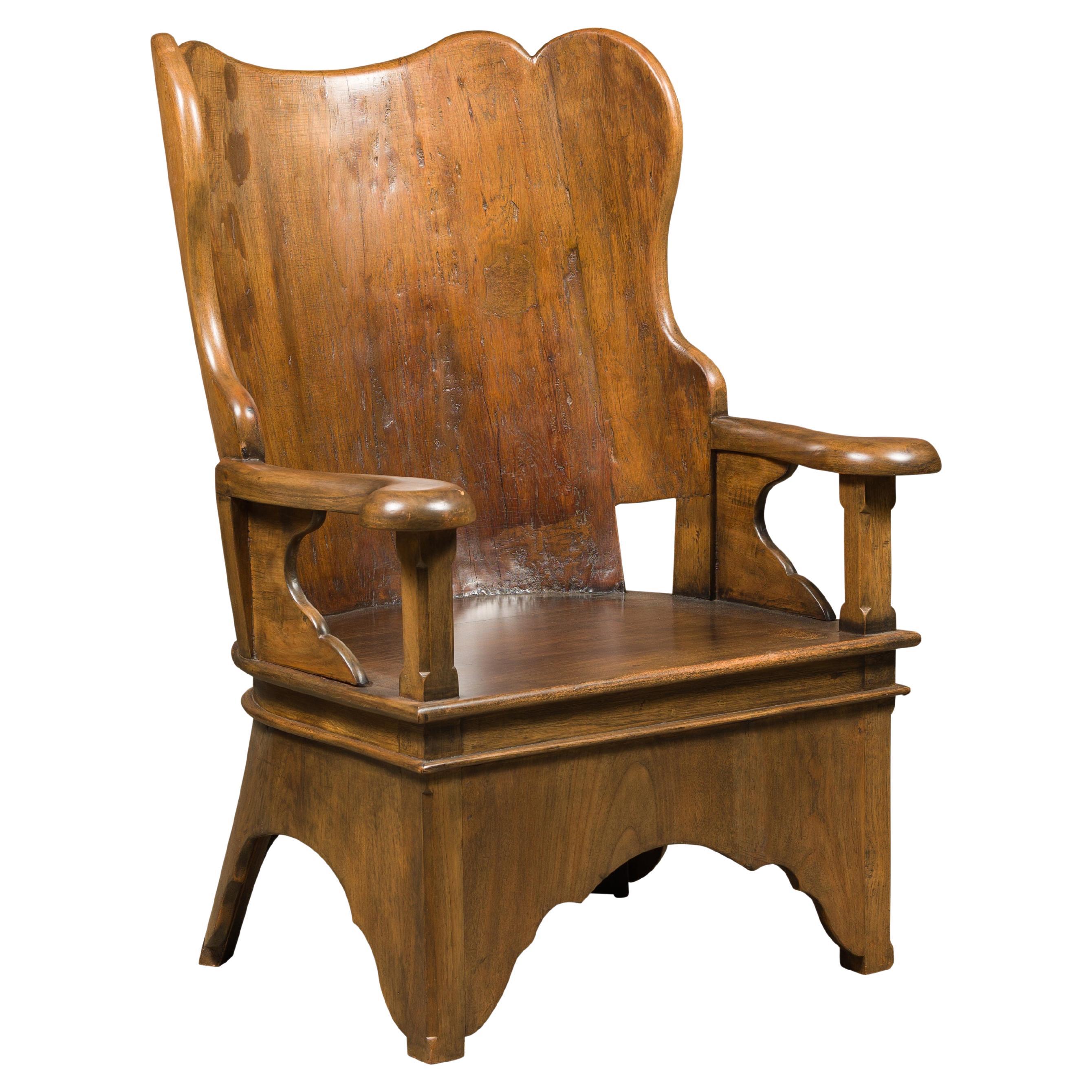 Chaise rustique du 19ème siècle en noyer anglais avec base sculptée en vente