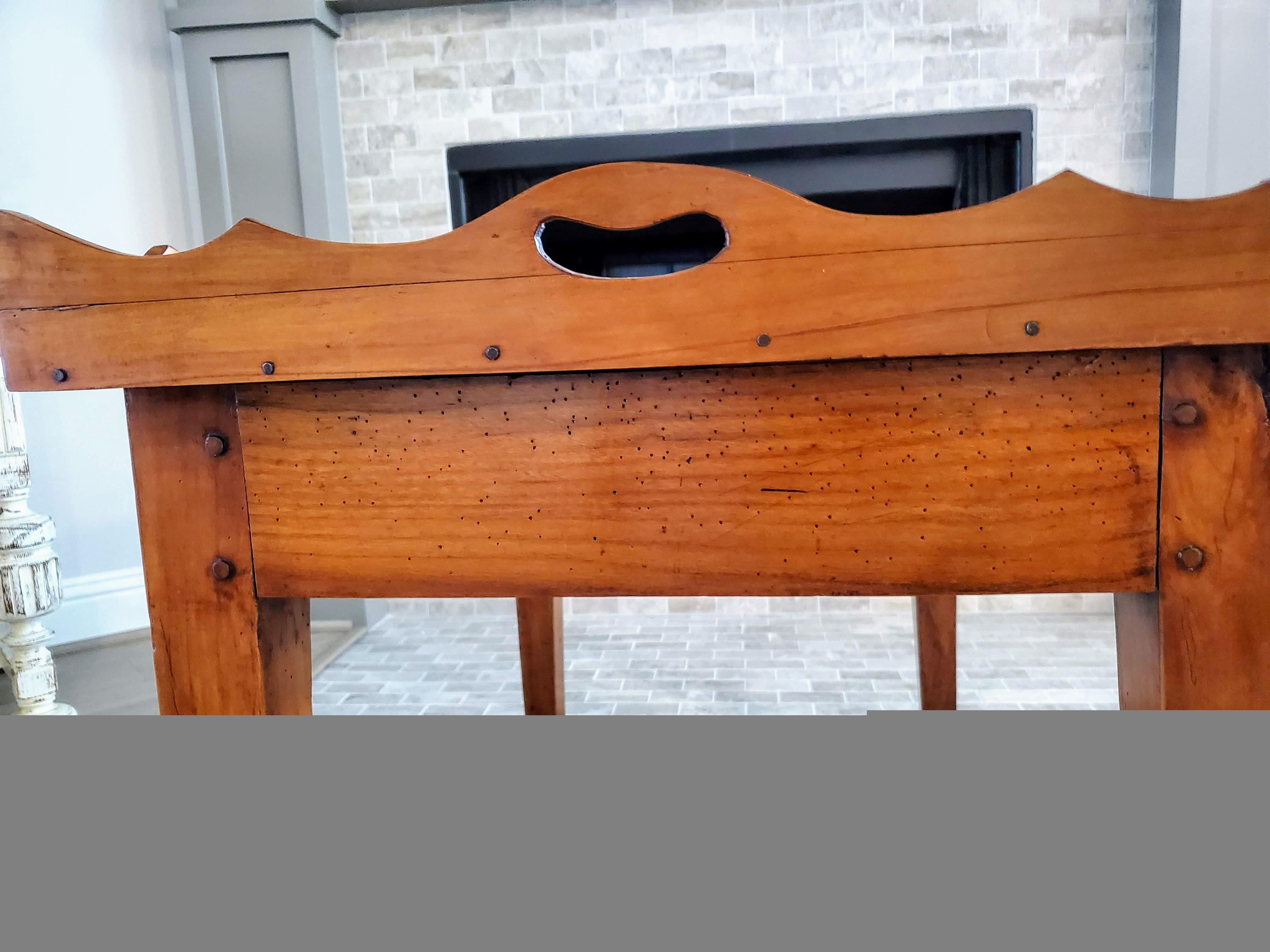 Table basse rustique et ancienne de style français campagnard en merisier avec plateau en vente 2