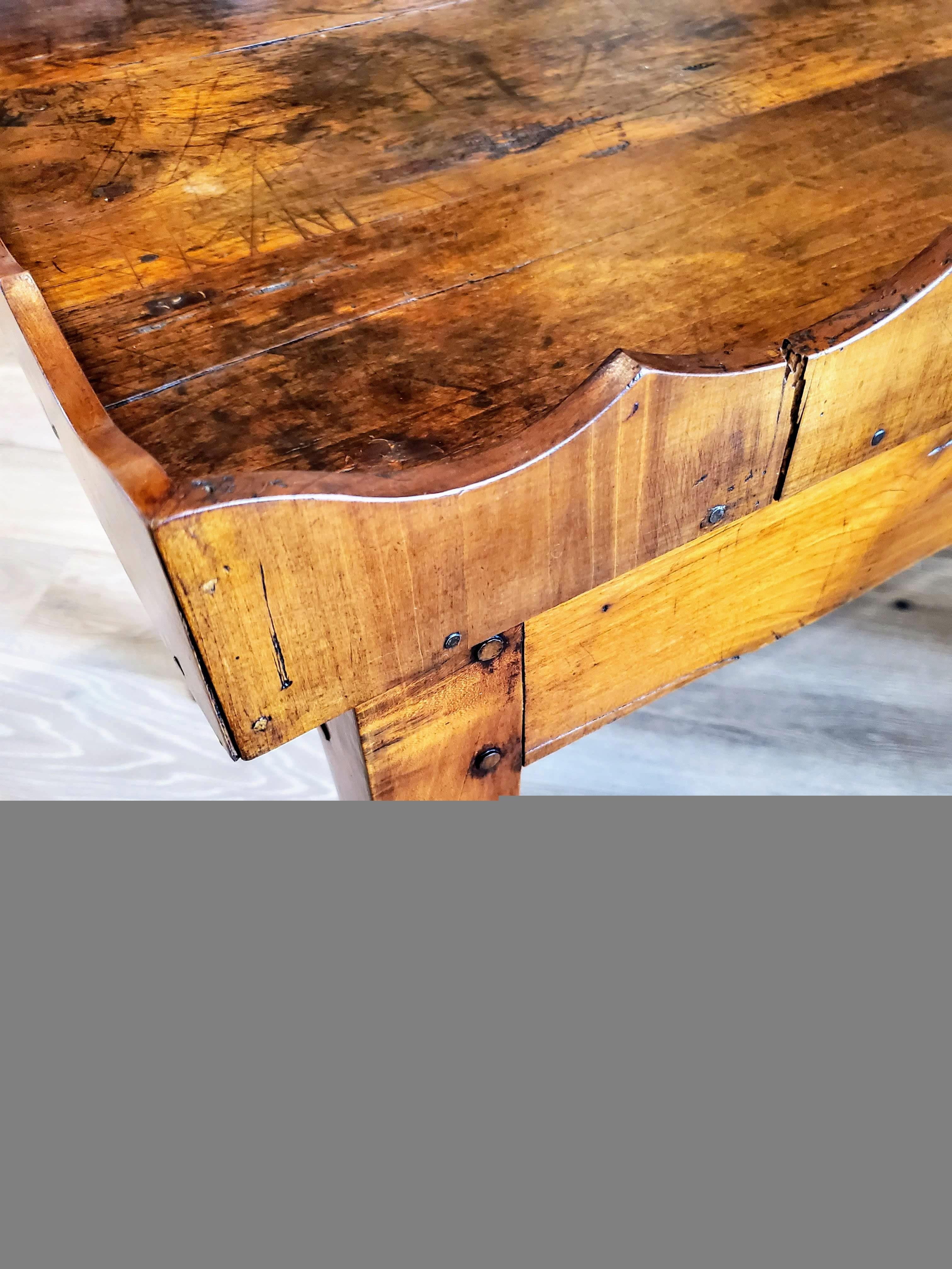 Table basse rustique et ancienne de style français campagnard en merisier avec plateau en vente 4
