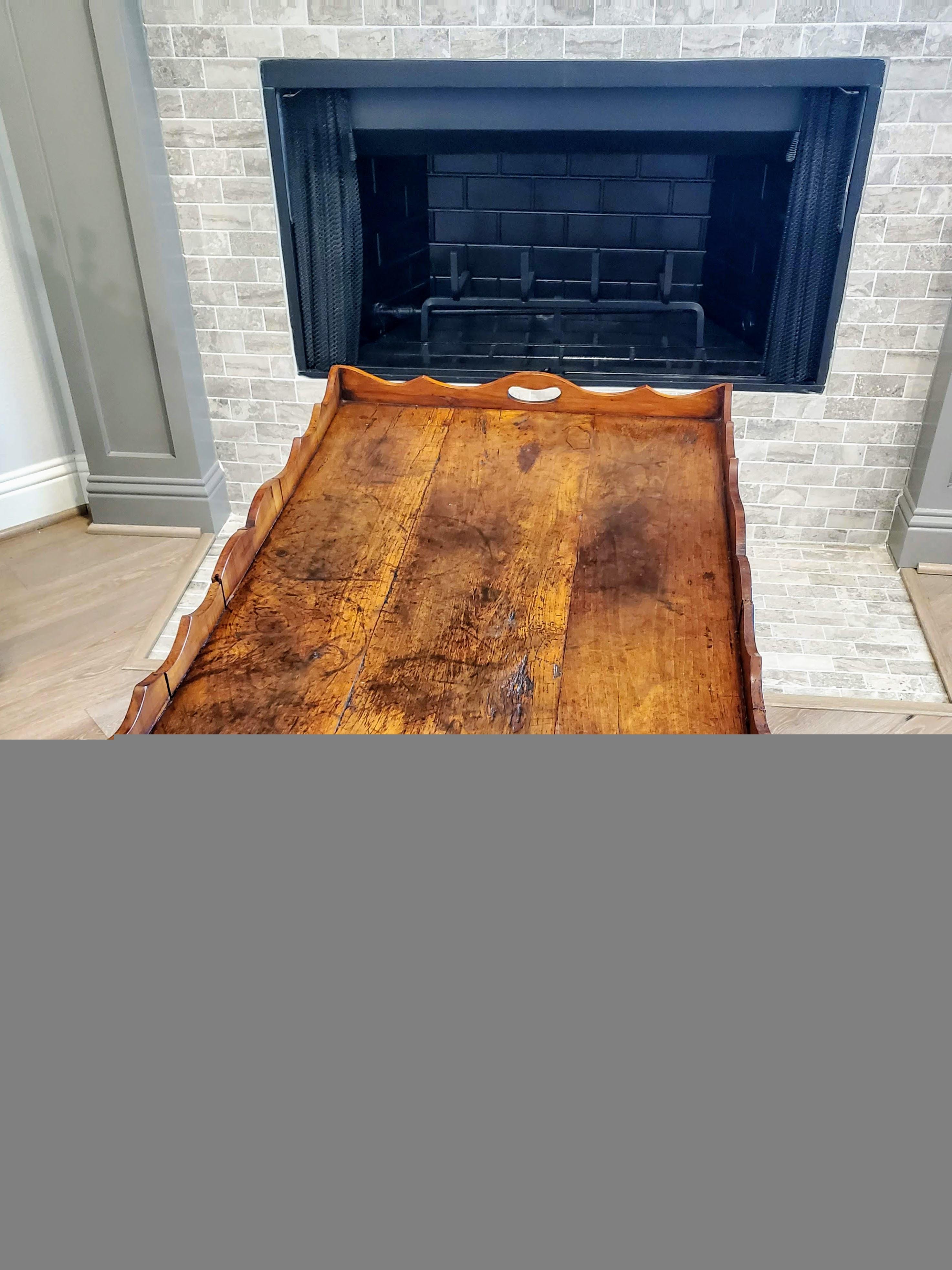 Table basse rustique et ancienne de style français campagnard en merisier avec plateau en vente 5
