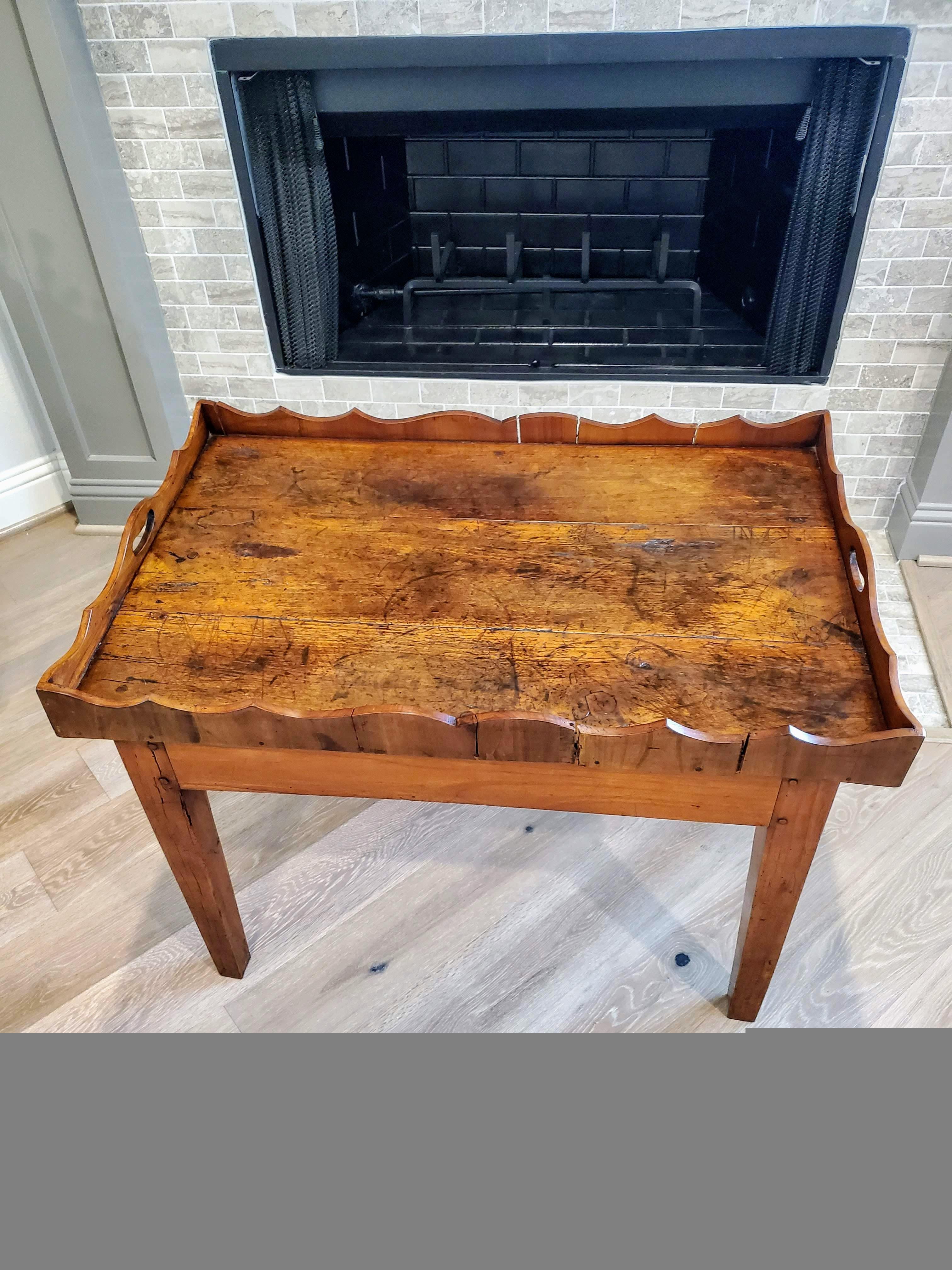 Table basse rustique et ancienne de style français campagnard en merisier avec plateau en vente 6