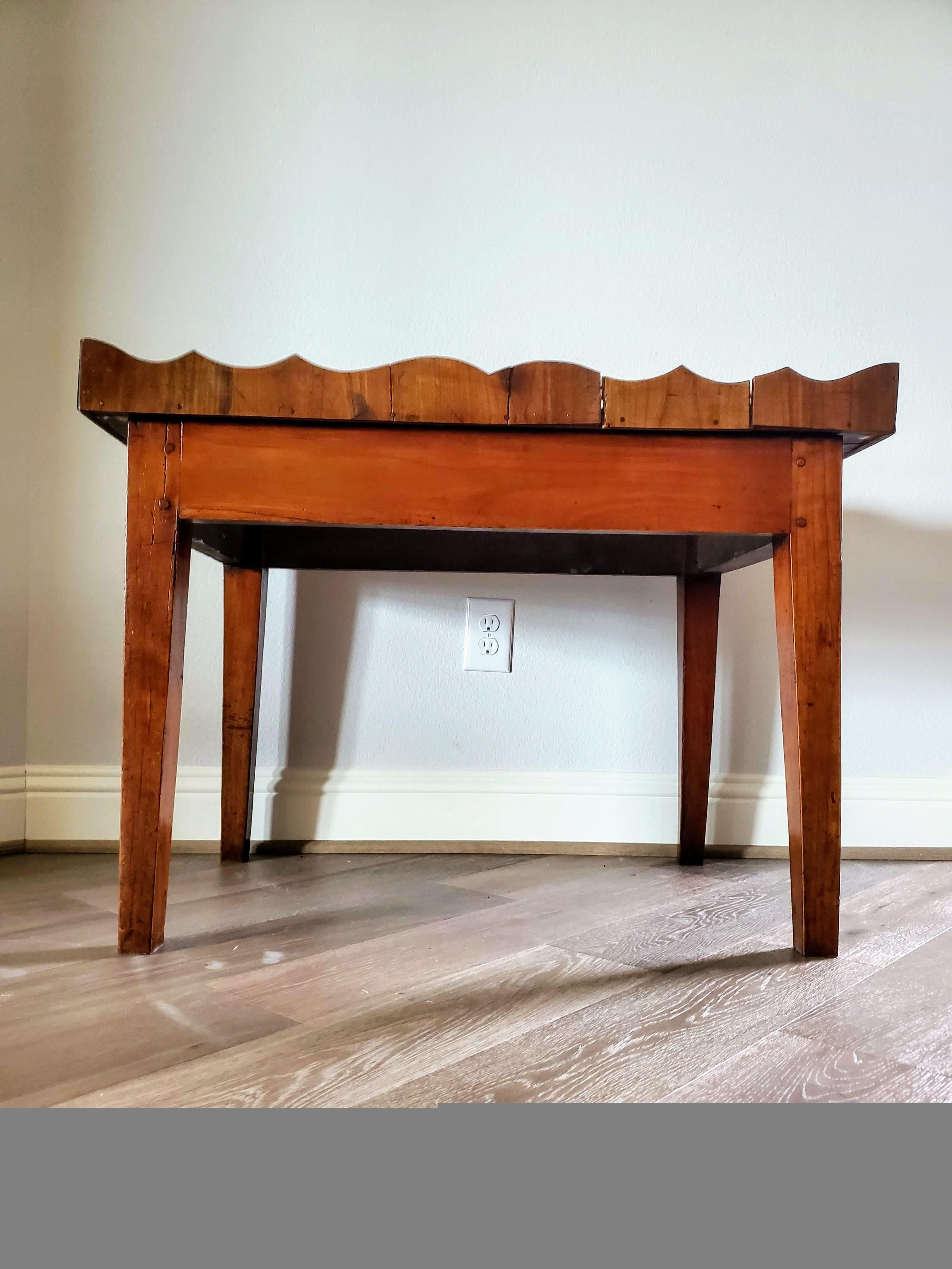 Table basse rustique et ancienne de style français campagnard en merisier avec plateau en vente 11