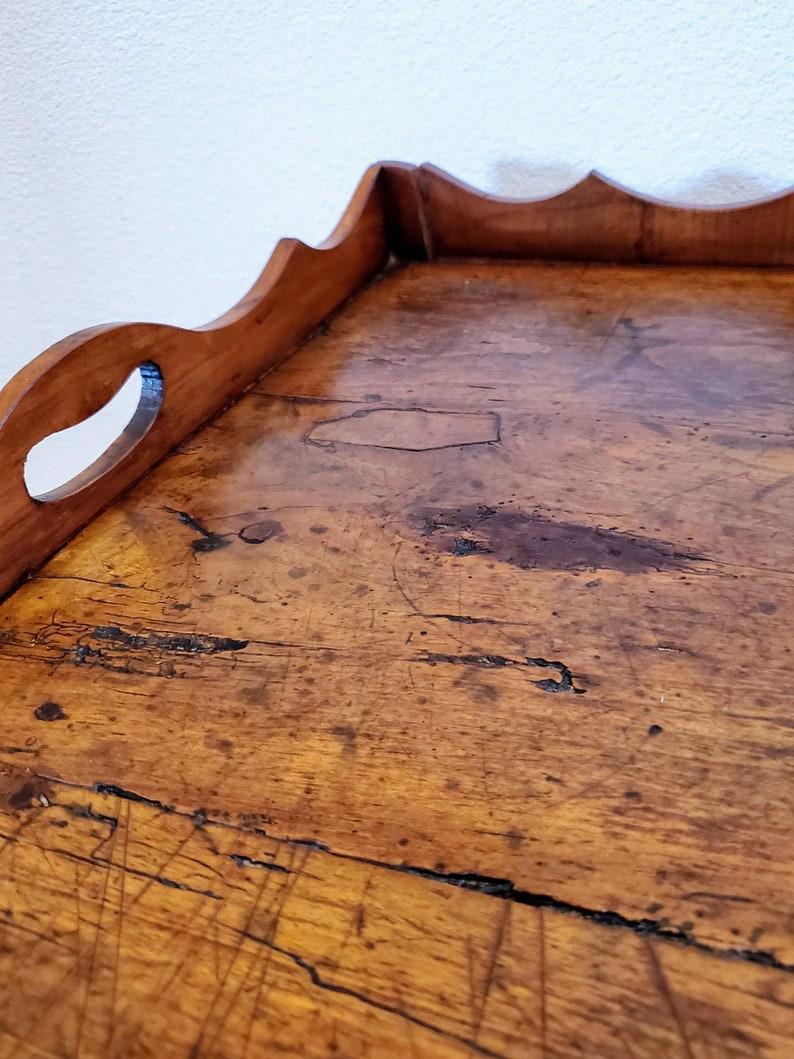 Französischer Tabletttisch aus Kirschbaumholz aus dem 19. Jahrhundert im Angebot 3