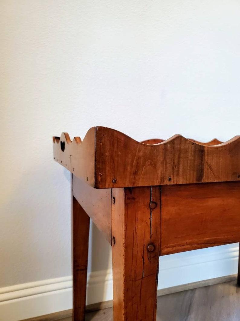 Table basse rustique et ancienne de style français campagnard en merisier avec plateau en vente 1