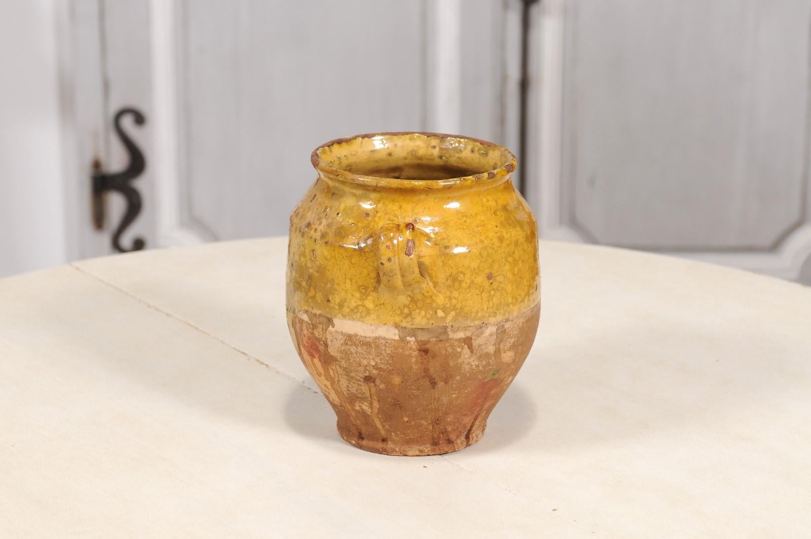 Rustic 19th Century French Provincial Pot à Confit with Yellow Glaze and Handles In Good Condition In Atlanta, GA