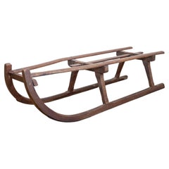 Slitta rustica in legno francese del XIX secolo con patina e base curva