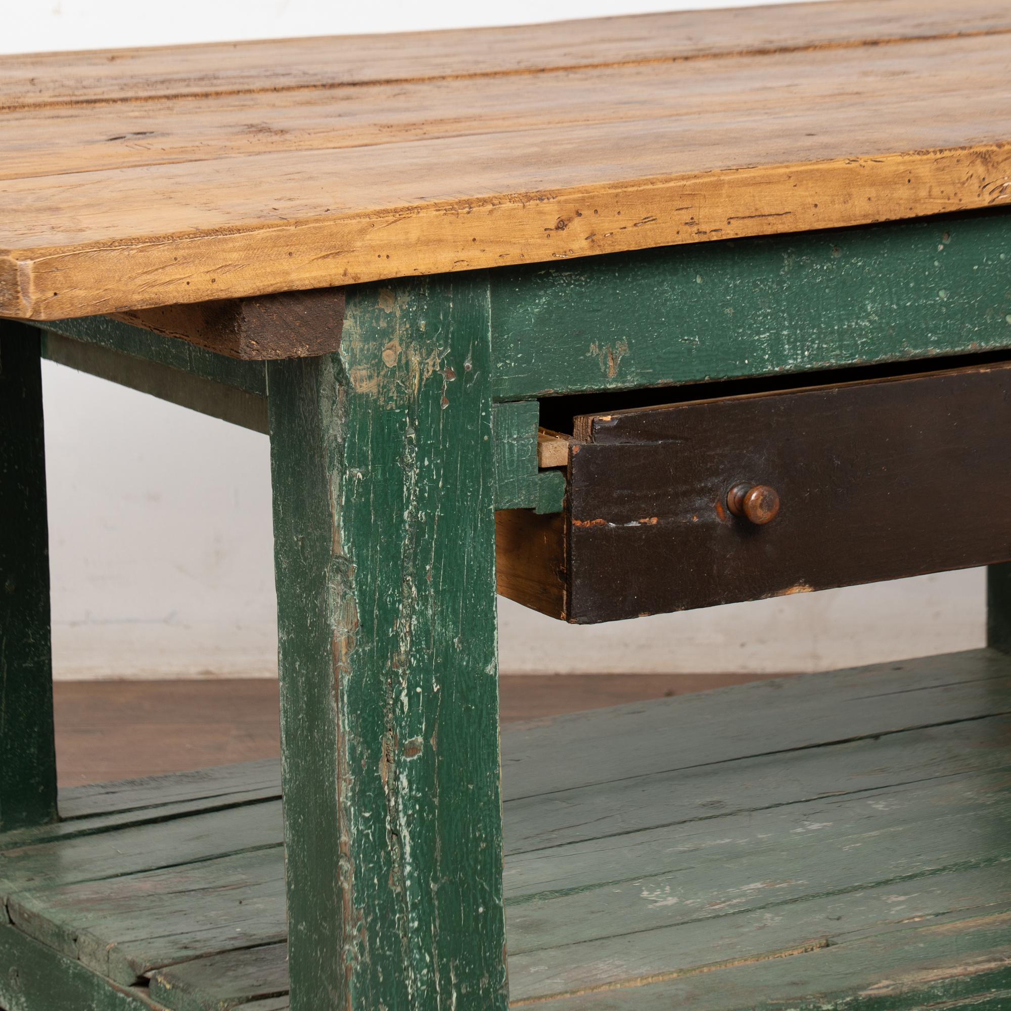 Mesa de trabajo rústica verde del siglo XIX con cajón y estante grande, Hungría en venta 4