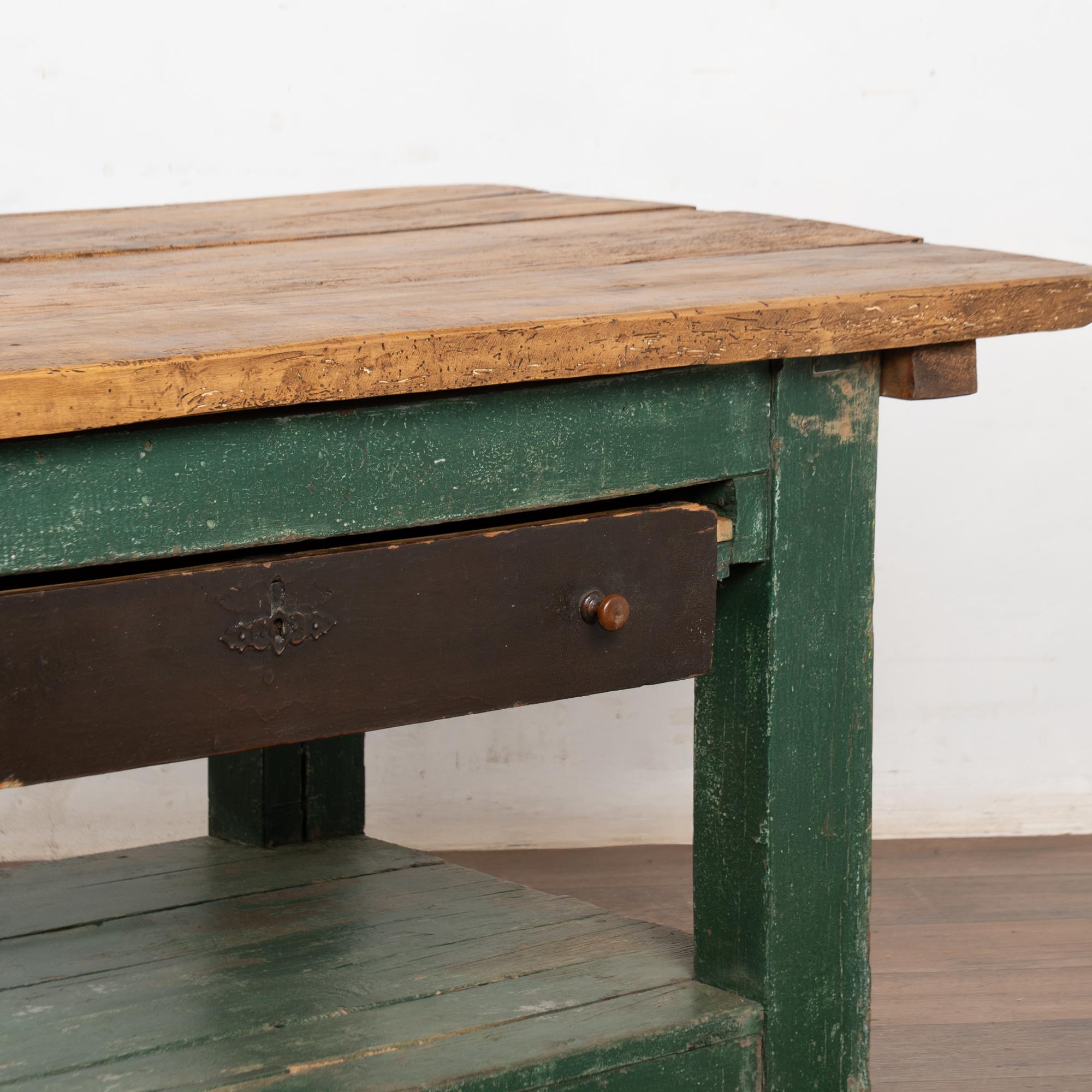Mesa de trabajo rústica verde del siglo XIX con cajón y estante grande, Hungría en venta 5