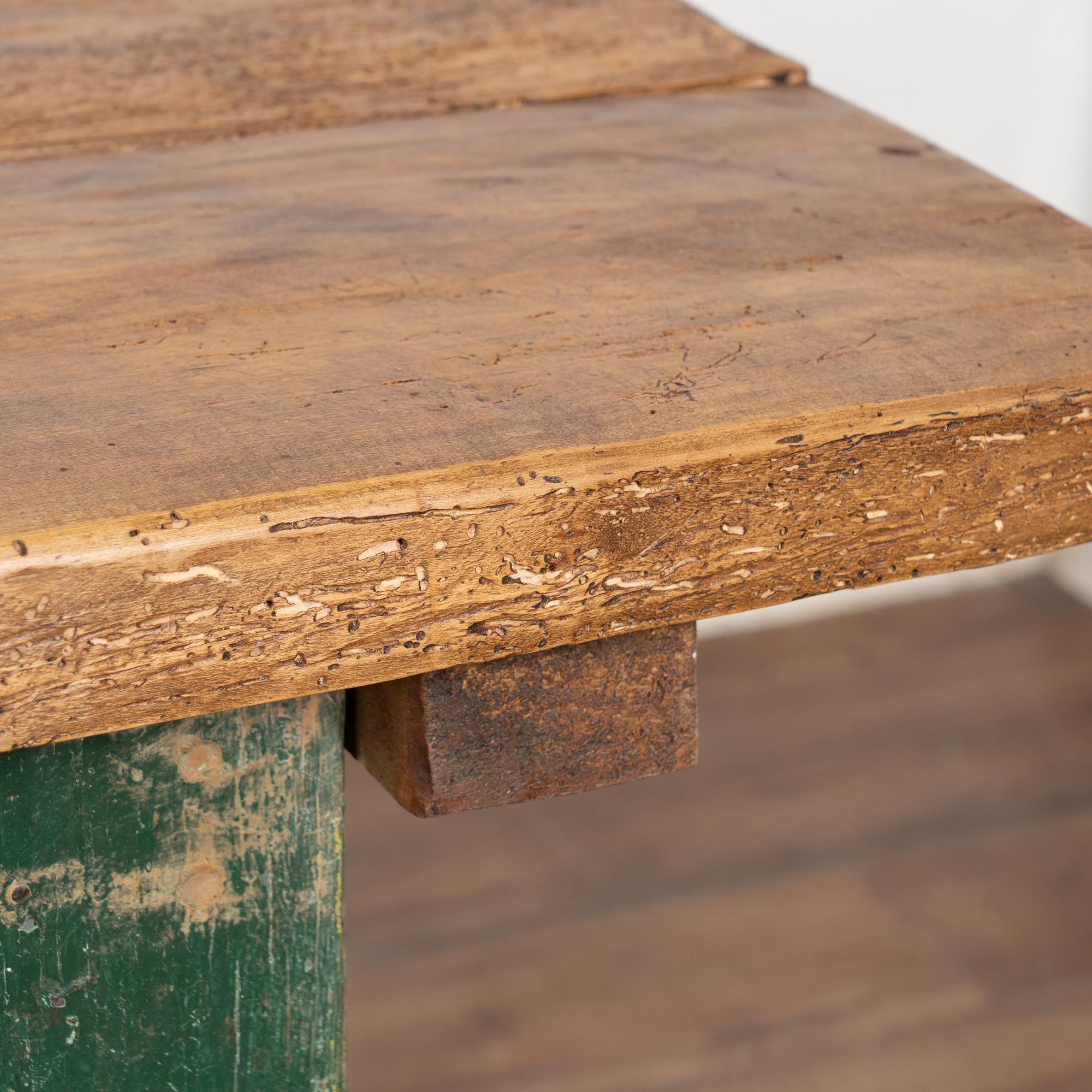 Mesa de trabajo rústica verde del siglo XIX con cajón y estante grande, Hungría en venta 6