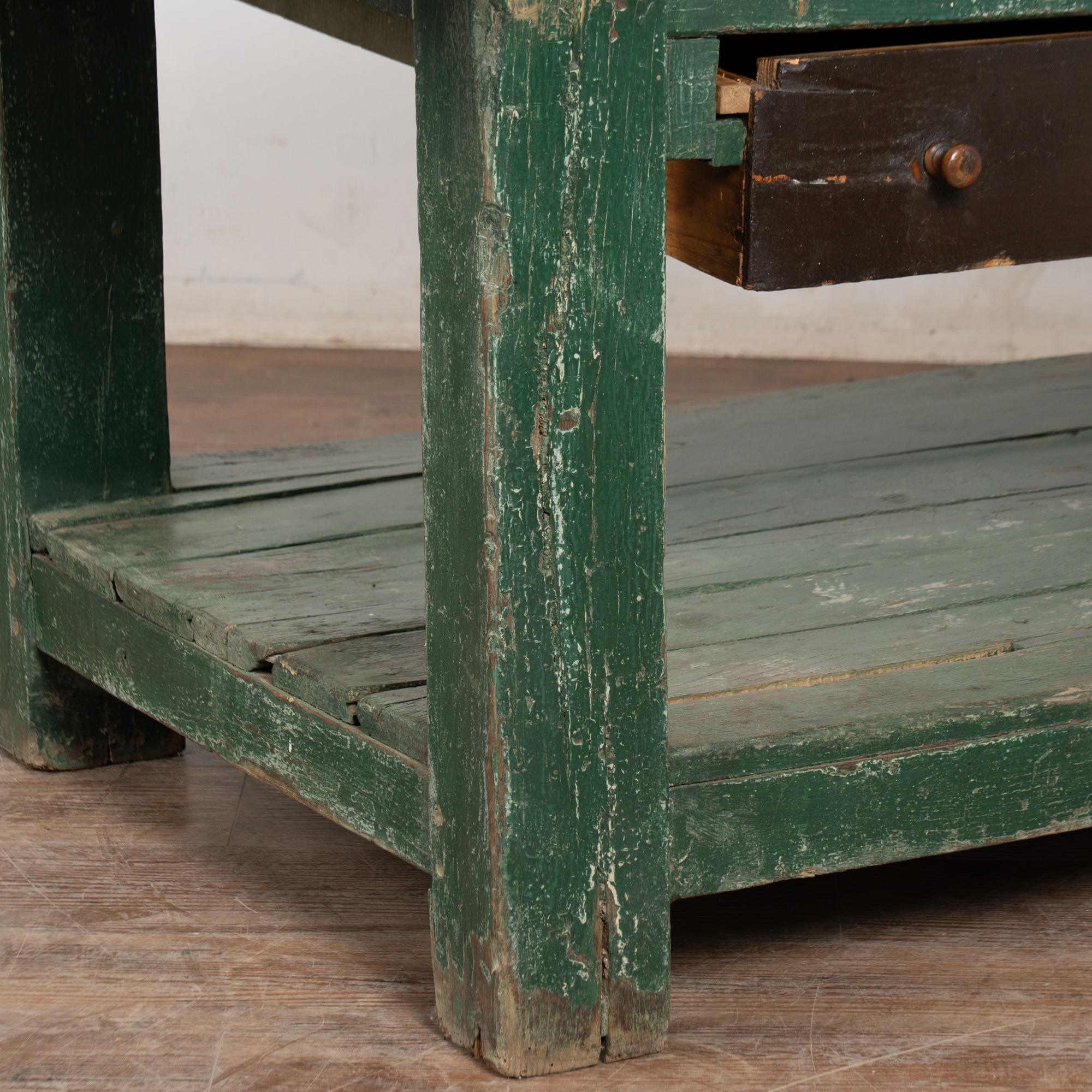Mesa de trabajo rústica verde del siglo XIX con cajón y estante grande, Hungría en venta 7