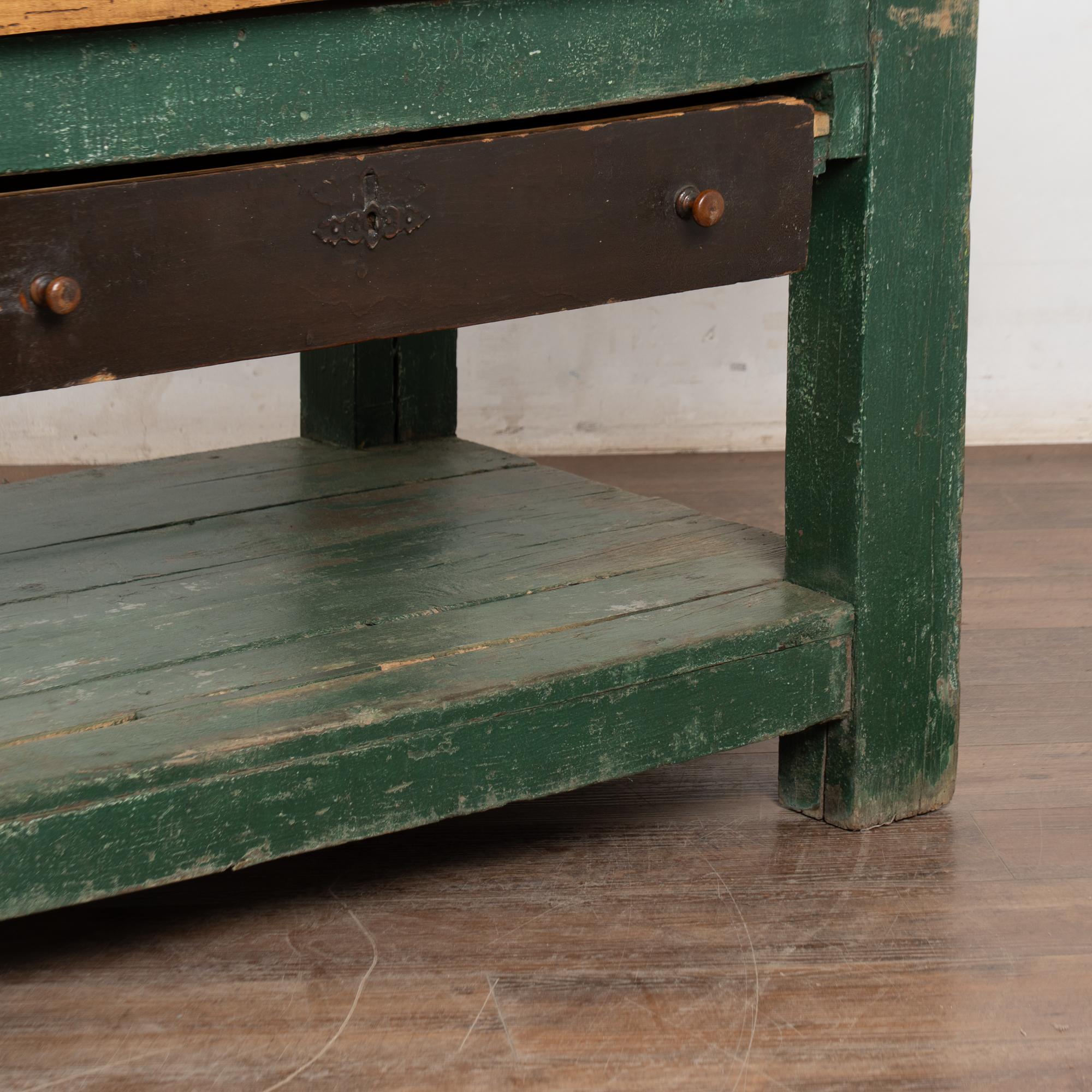 Mesa de trabajo rústica verde del siglo XIX con cajón y estante grande, Hungría en venta 8