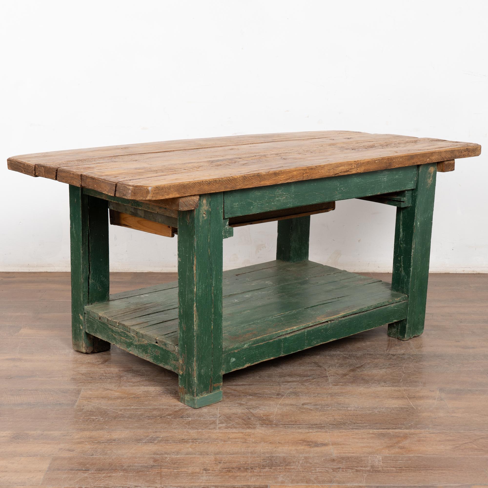 Mesa de trabajo rústica verde del siglo XIX con cajón y estante grande, Hungría en venta 9