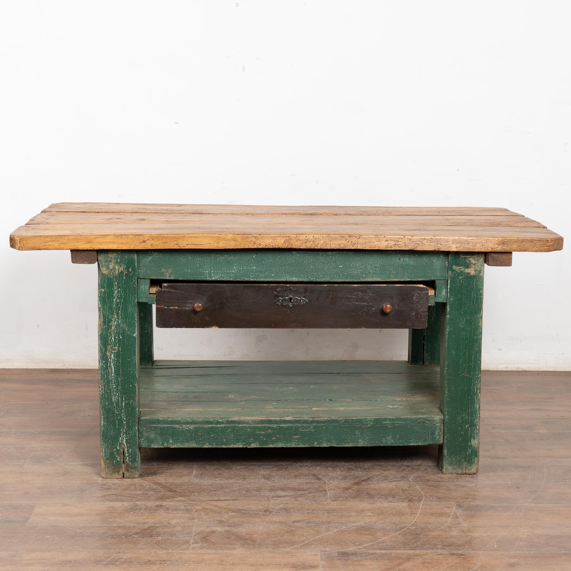Mesa de trabajo rústica verde del siglo XIX con cajón y estante grande, Hungría Rústico en venta