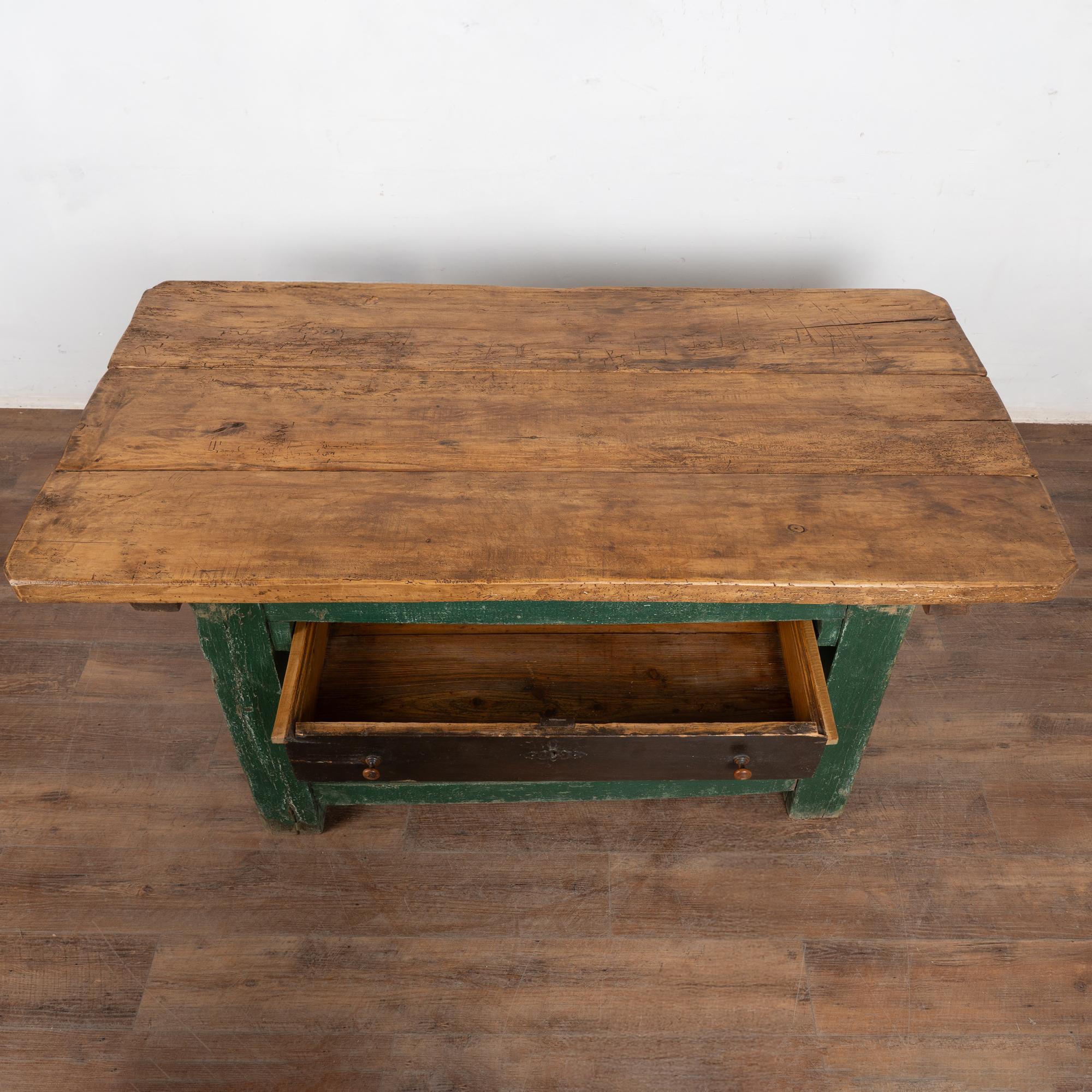 Mesa de trabajo rústica verde del siglo XIX con cajón y estante grande, Hungr�ía Húngaro en venta