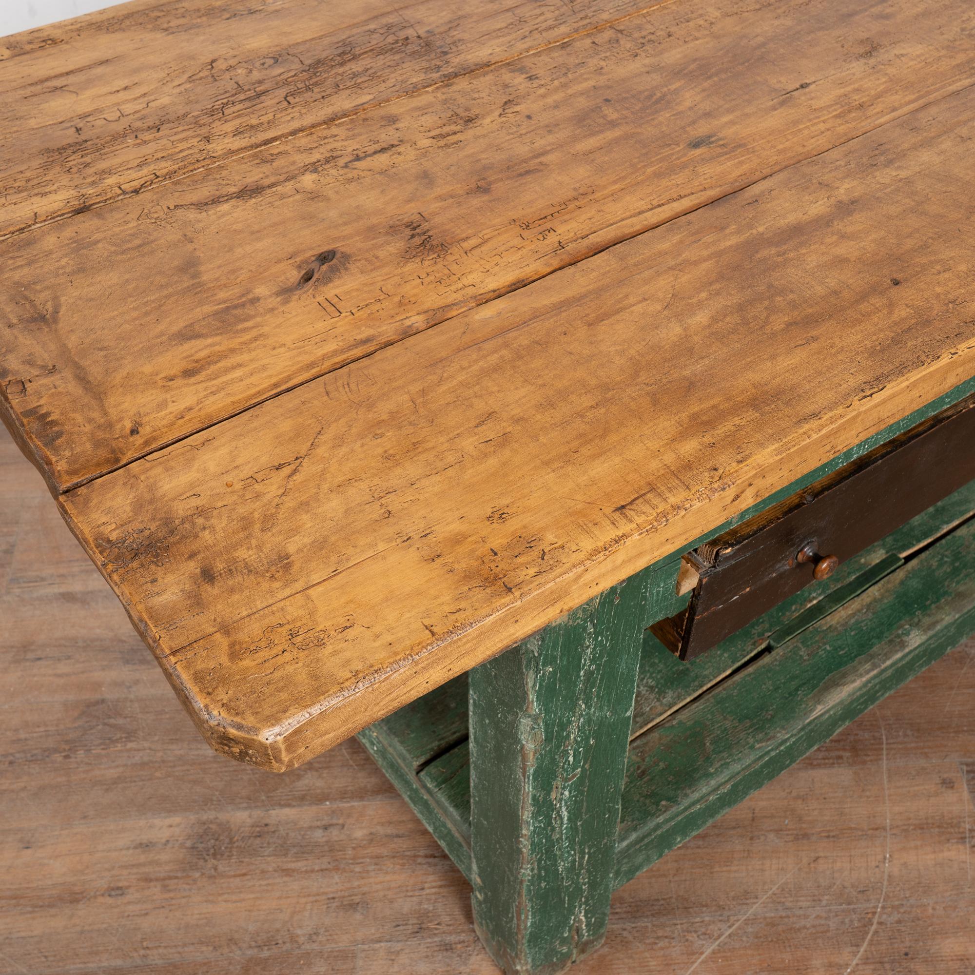 Mesa de trabajo rústica verde del siglo XIX con cajón y estante grande, Hungría Madera en venta