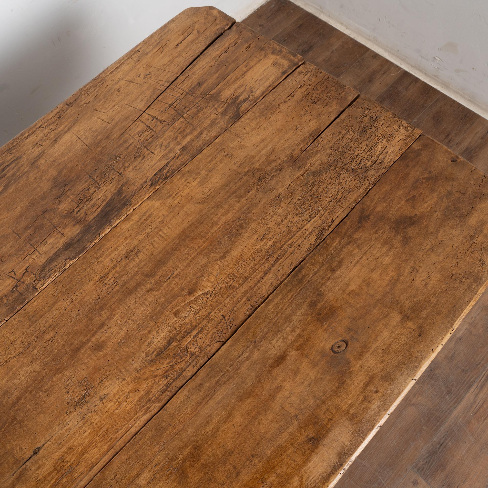 Mesa de trabajo rústica verde del siglo XIX con cajón y estante grande, Hungría en venta 2
