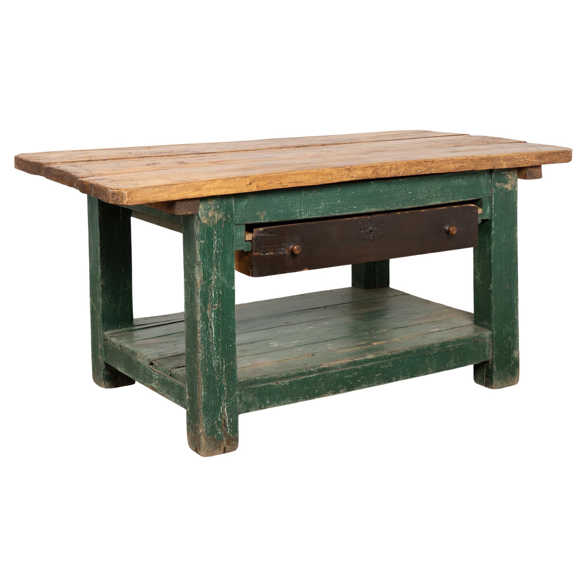 Mesa de trabajo rústica verde del siglo XIX con cajón y estante grande, Hungría