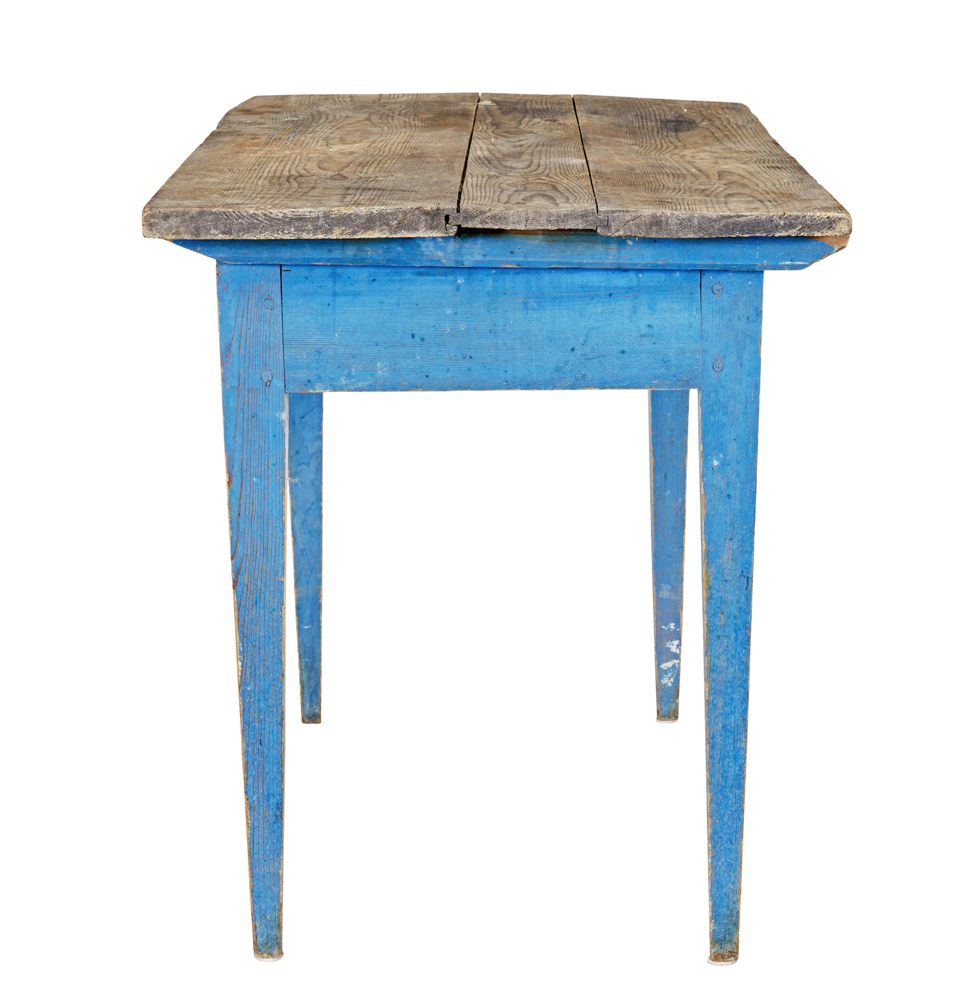 Rustique Table d'appoint rustique en pin peint à la main au 19e siècle en vente