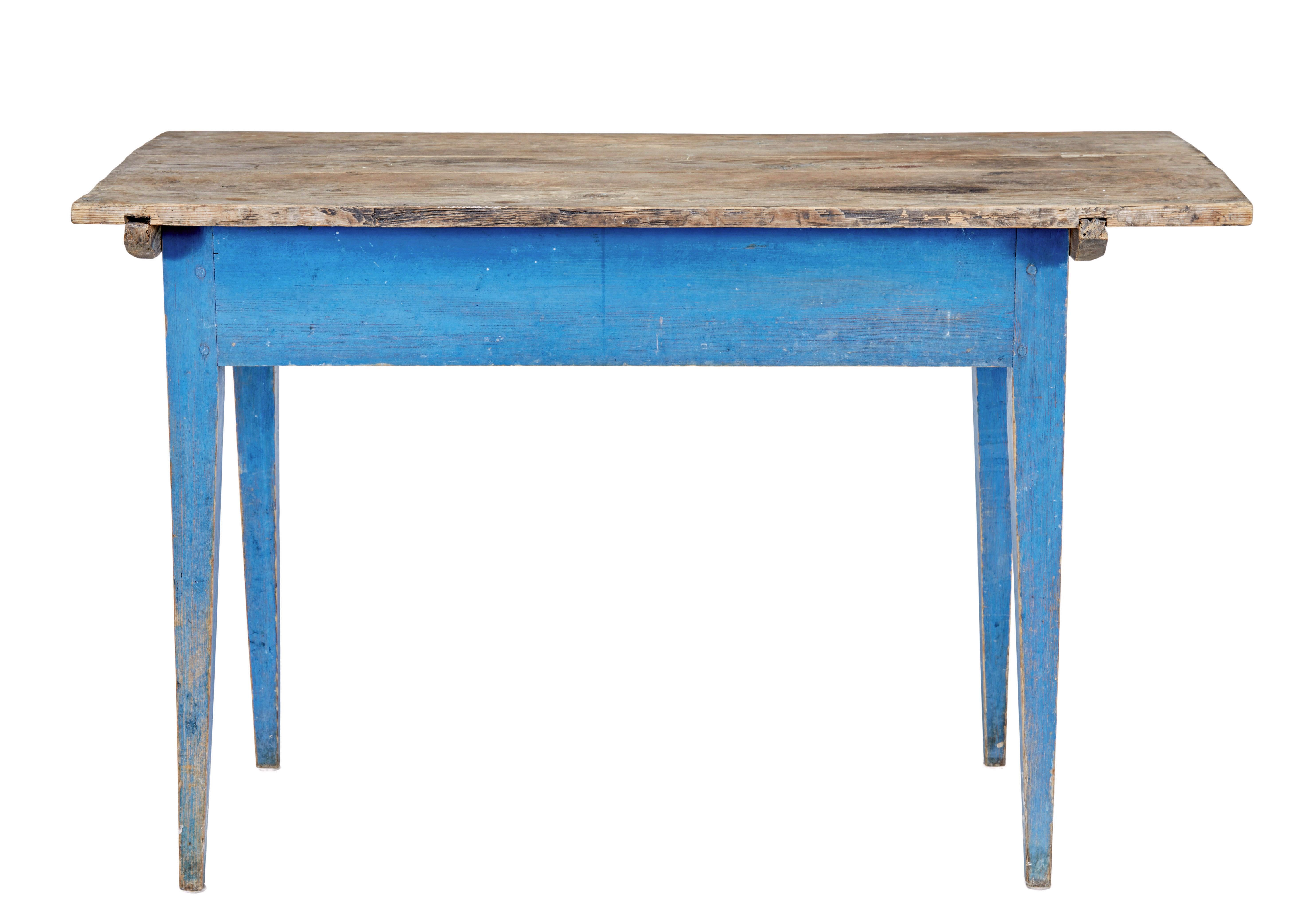 Suédois Table d'appoint rustique en pin peint à la main au 19e siècle en vente