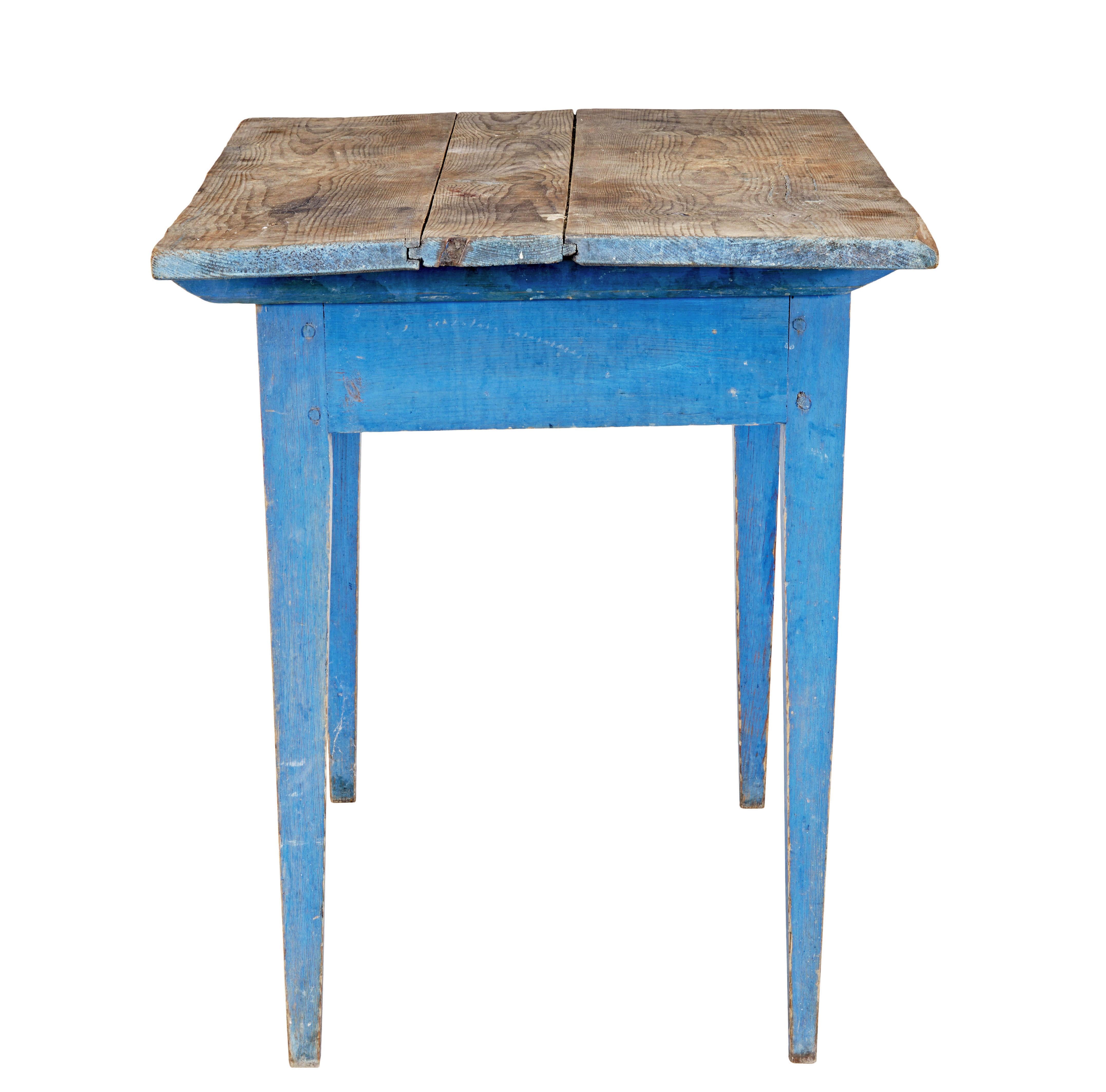 Sculpté à la main Table d'appoint rustique en pin peint à la main au 19e siècle en vente