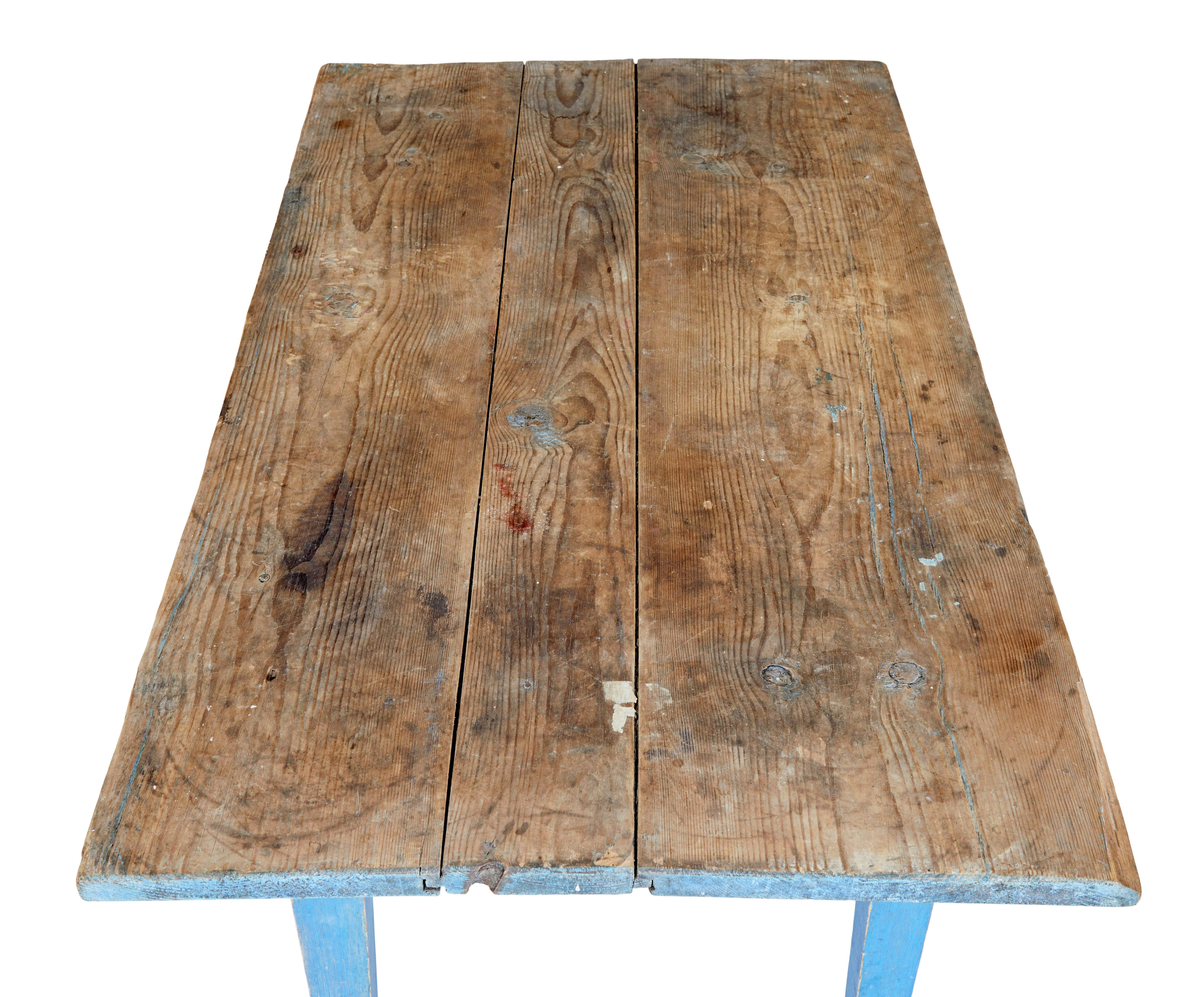 Table d'appoint rustique en pin peint à la main au 19e siècle Bon état - En vente à Debenham, Suffolk