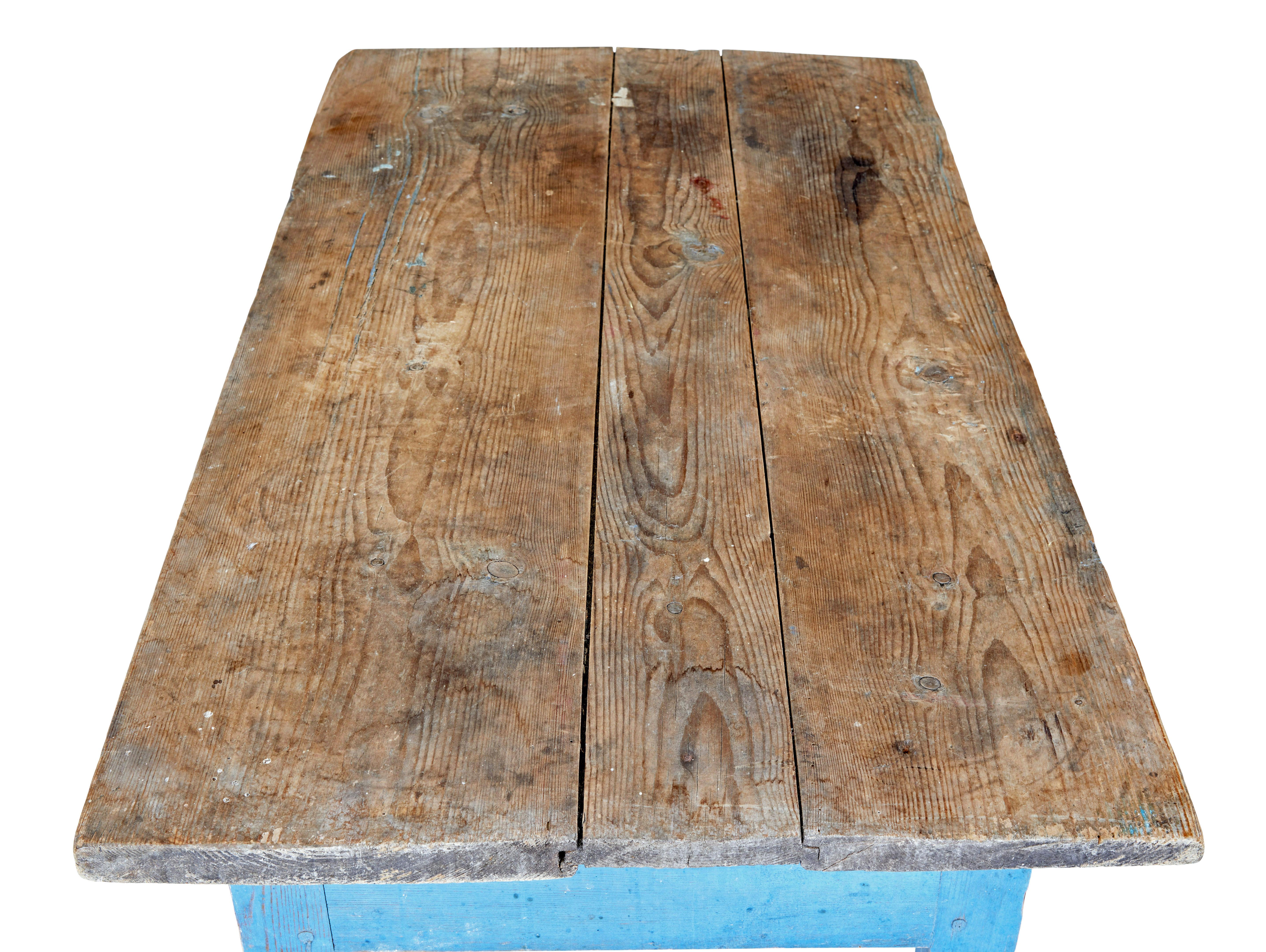 XIXe siècle Table d'appoint rustique en pin peint à la main au 19e siècle en vente