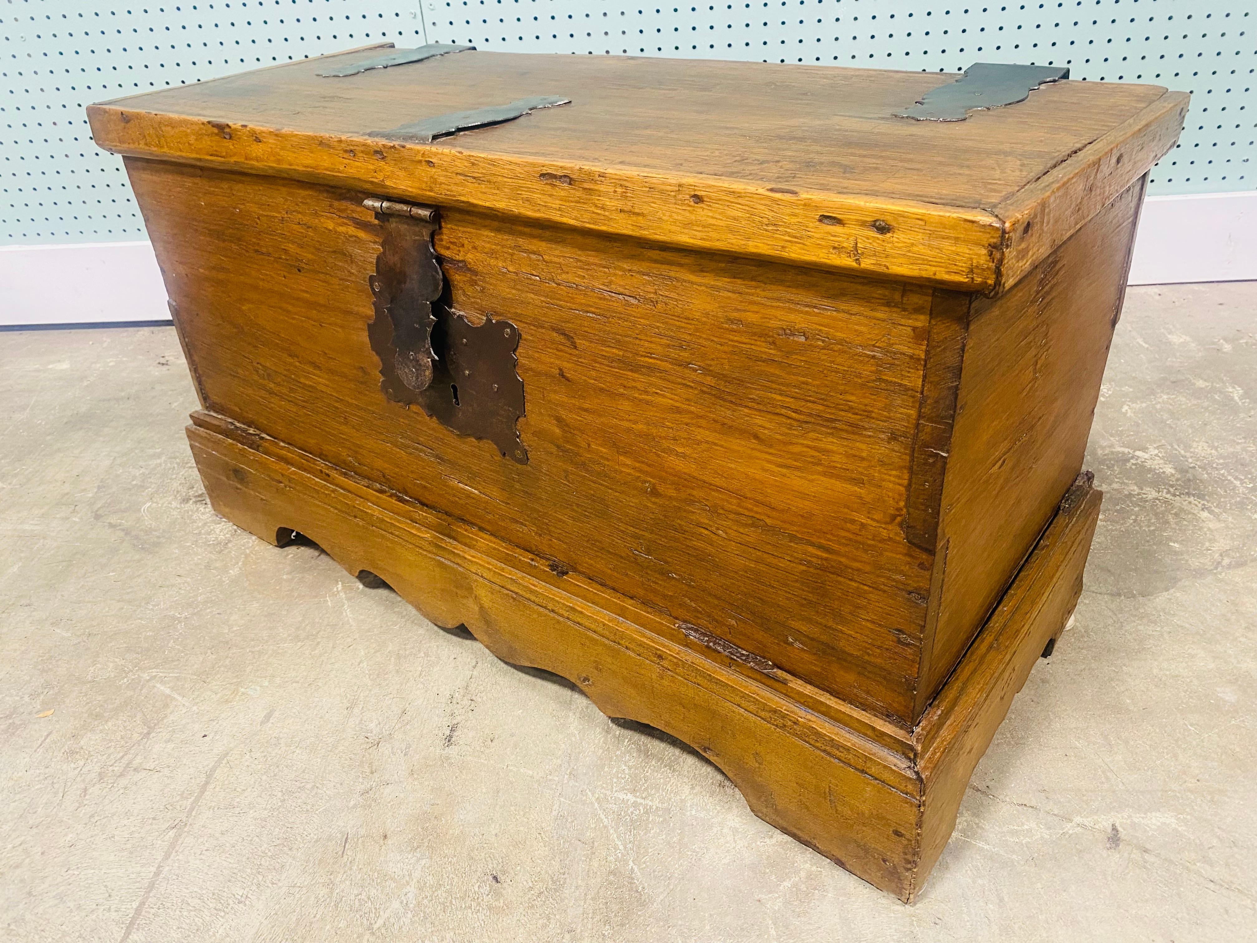 Rustic 19th century handmade chest For Sale 4
