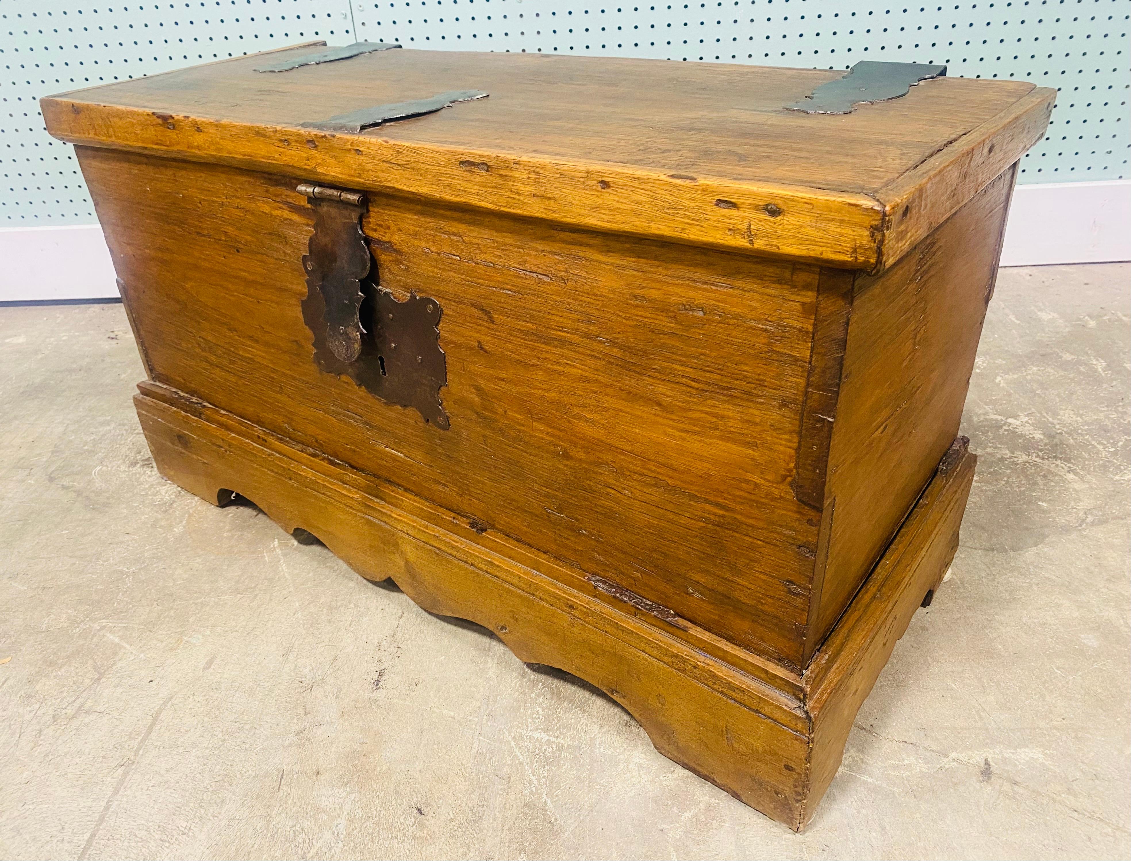 Rustic 19th century handmade chest In Good Condition For Sale In Allentown, PA