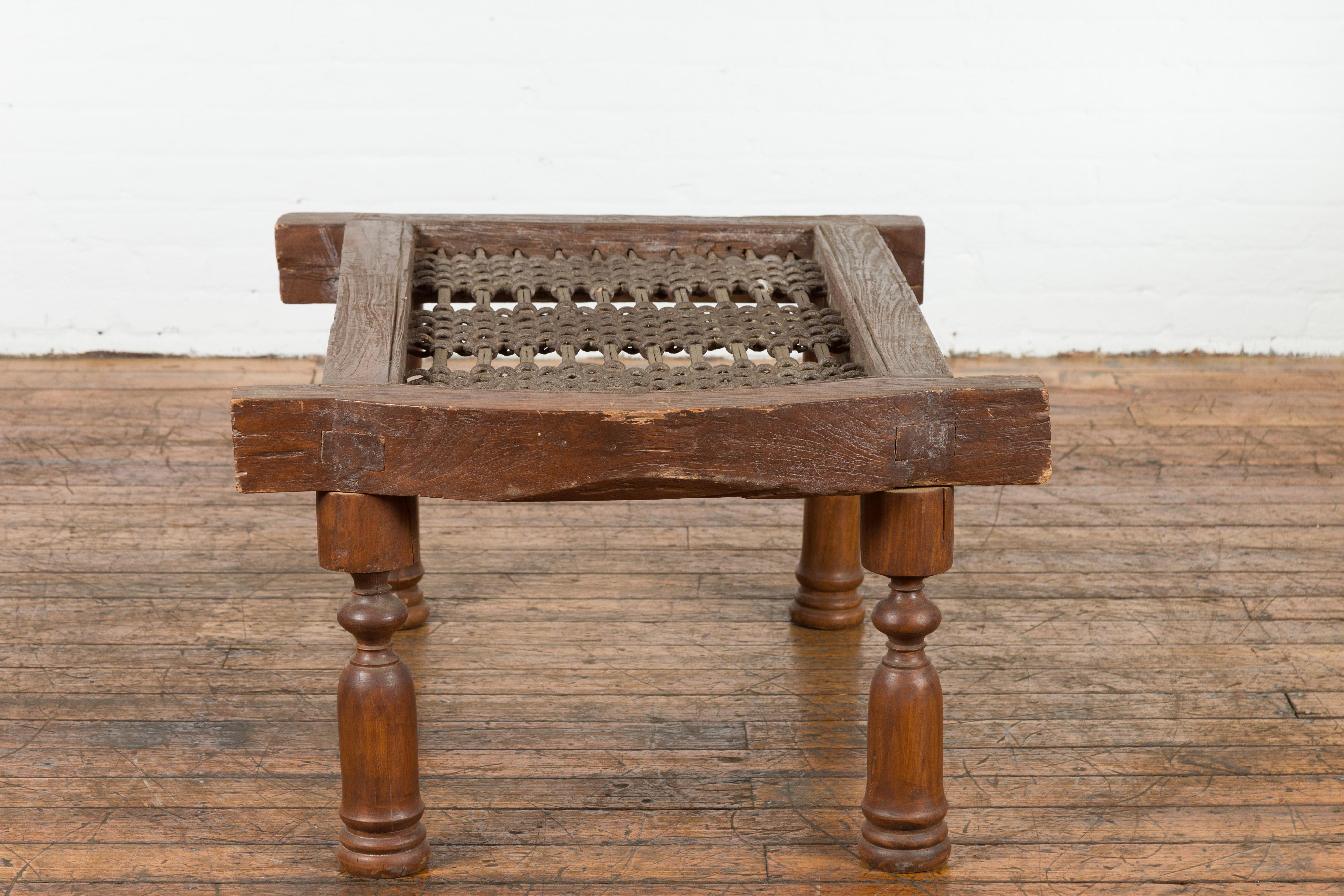 XIXe siècle Grille de fenêtre rustique en fer indien du 19ème siècle faite sur une table basse en vente