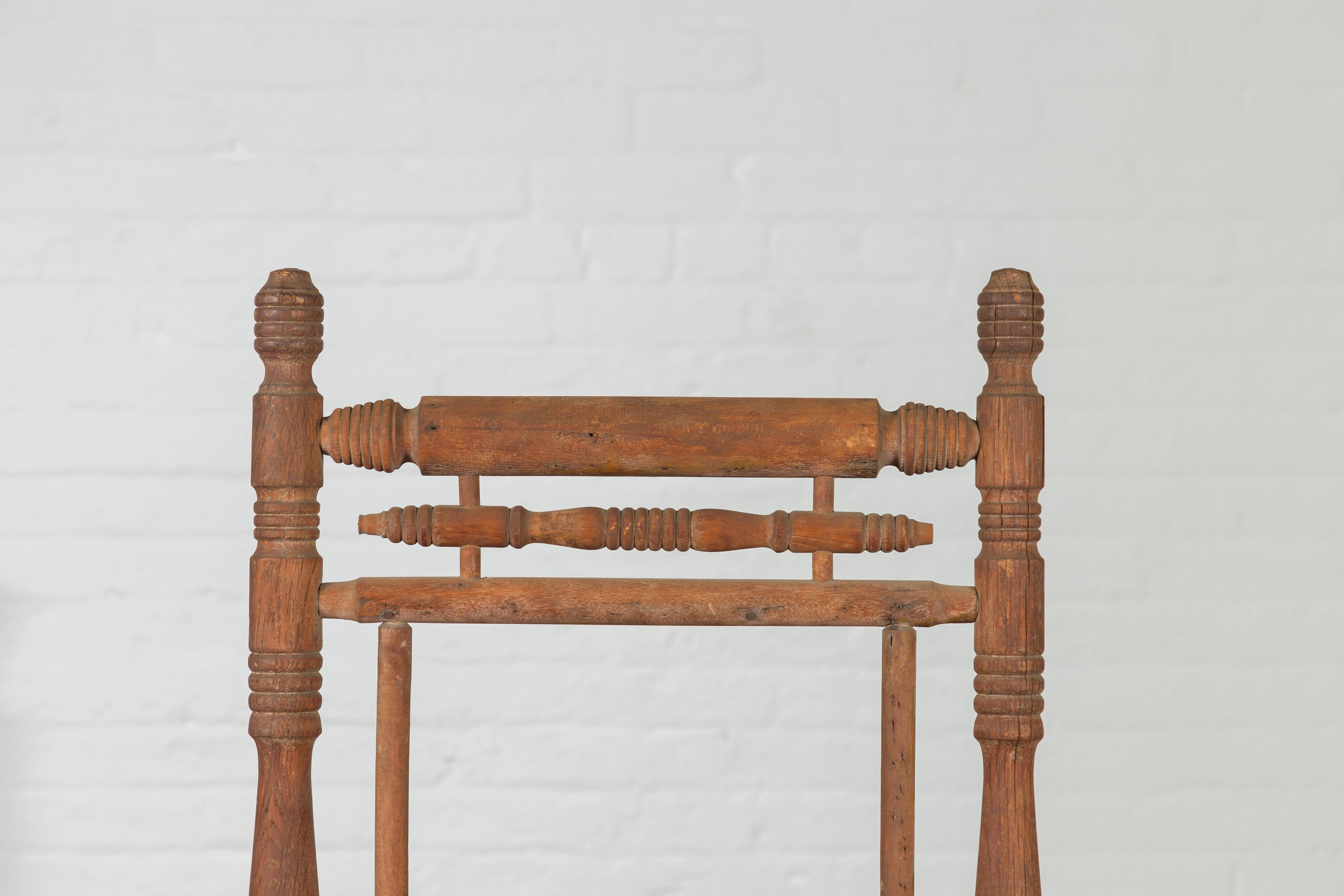 Rustikaler indischer Schaukelstuhl des 19. Jahrhunderts mit Metallakzenten und gedrechselten Stützen (Holz) im Angebot