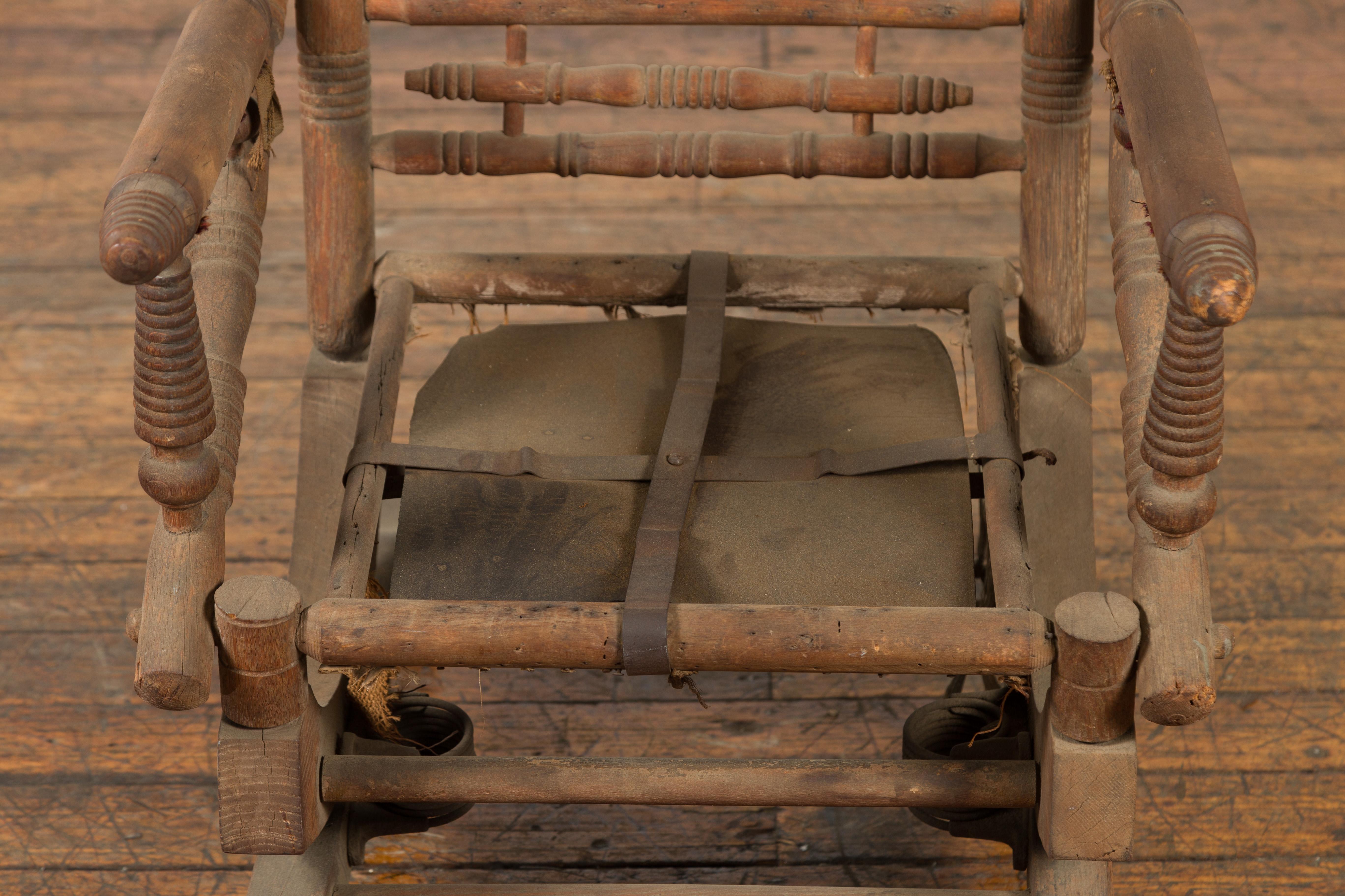 Rustikaler indischer Schaukelstuhl des 19. Jahrhunderts mit Metallakzenten und gedrechselten Stützen im Angebot 1