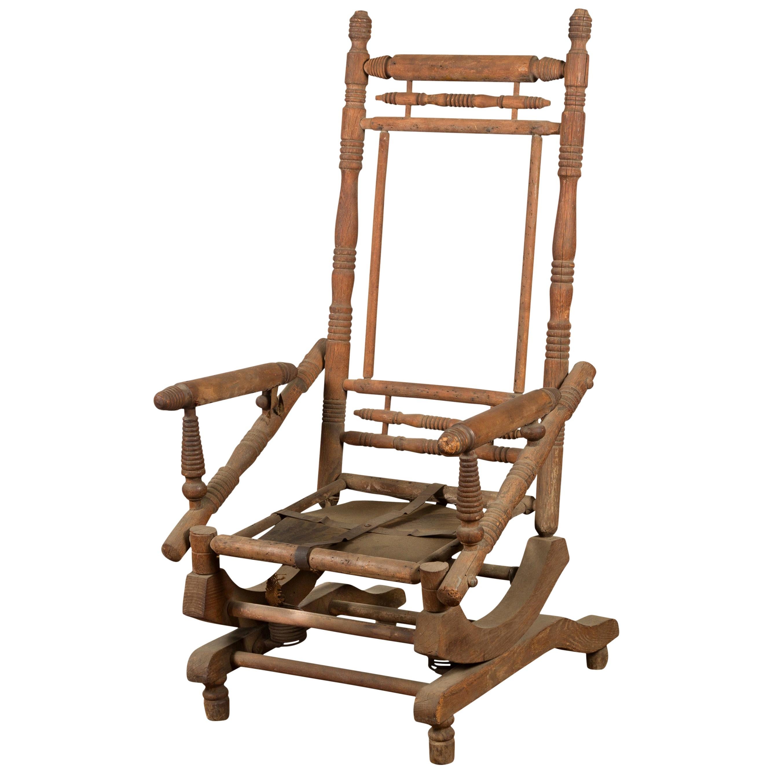 Chaise à bascule indienne rustique du 19ème siècle avec accents en métal et supports tournés