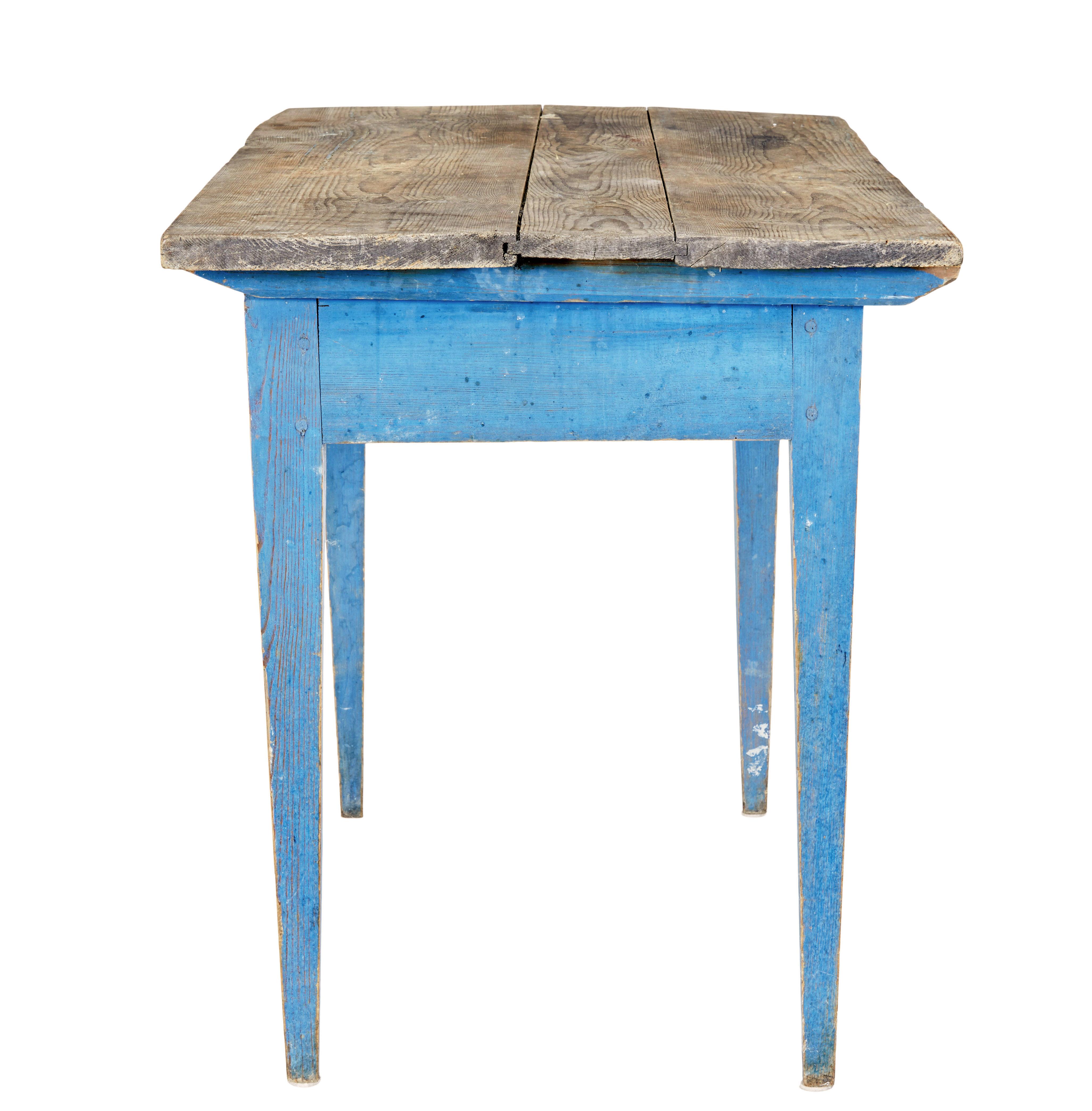 Rustique Table d'appoint rustique en pin peint du 19e siècle en vente