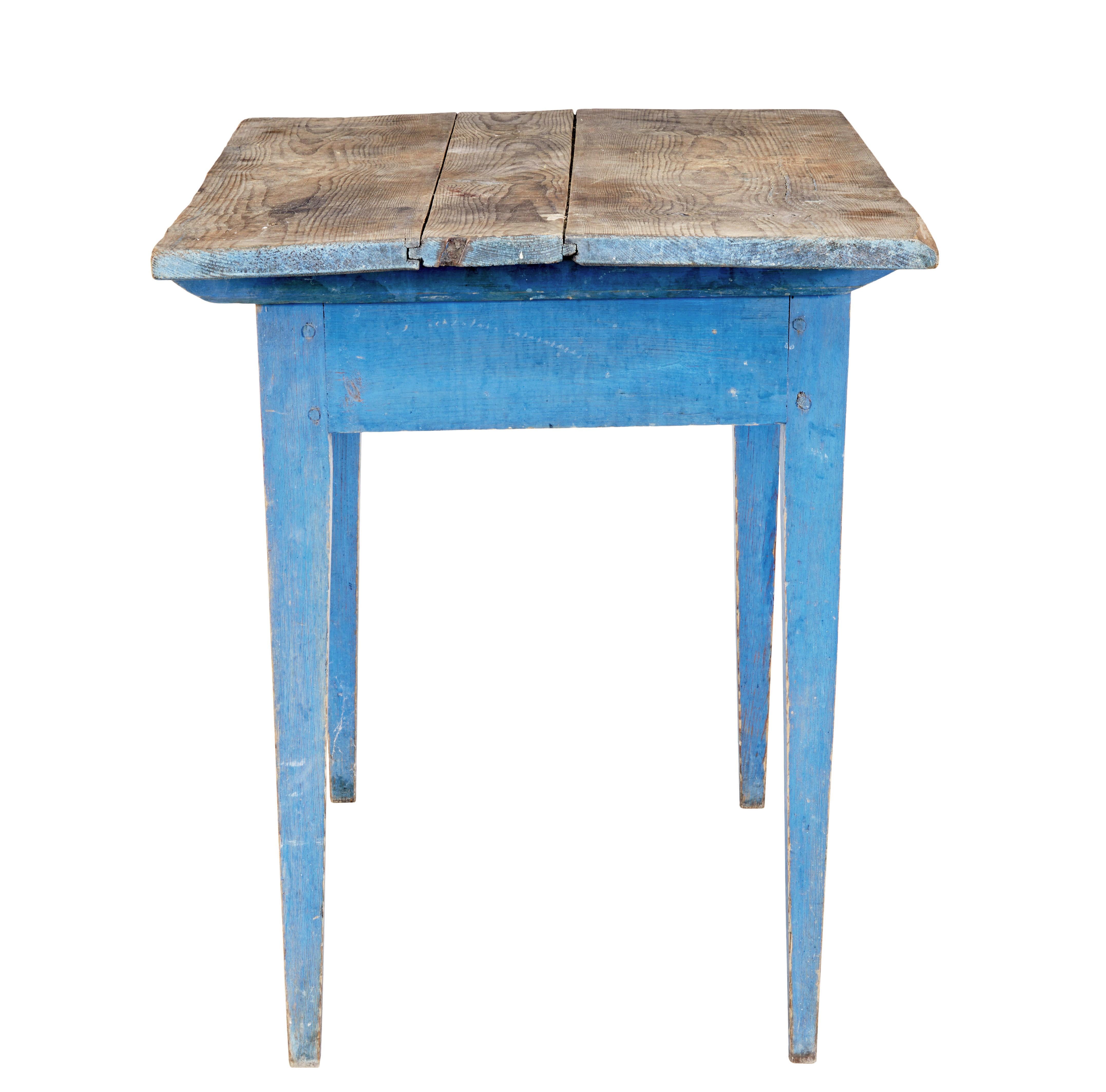 Fait main Table d'appoint rustique en pin peint du 19e siècle en vente
