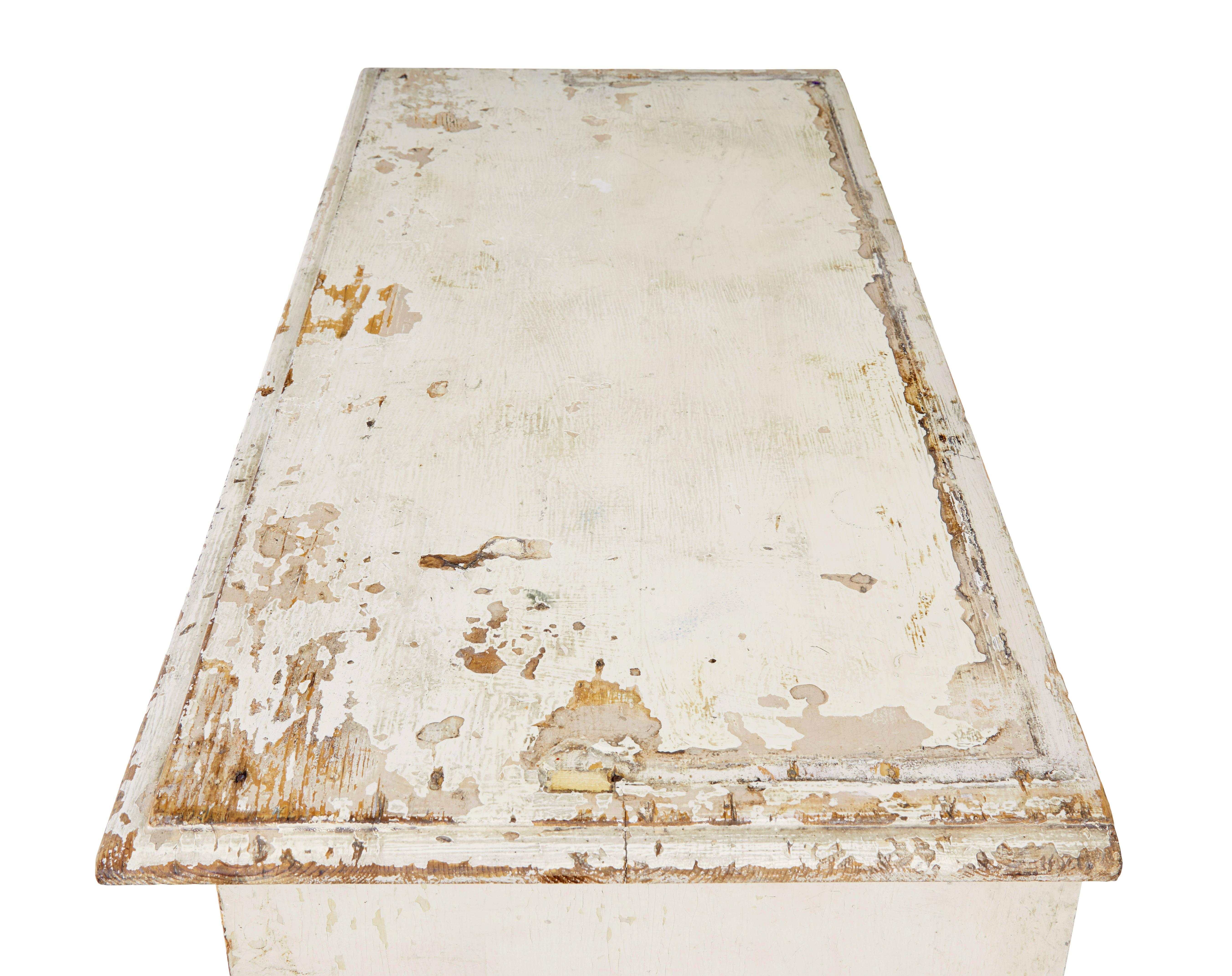 Rustikaler Schrank aus bemalter schwedischer Kiefer aus dem 19. (Schwedisch) im Angebot