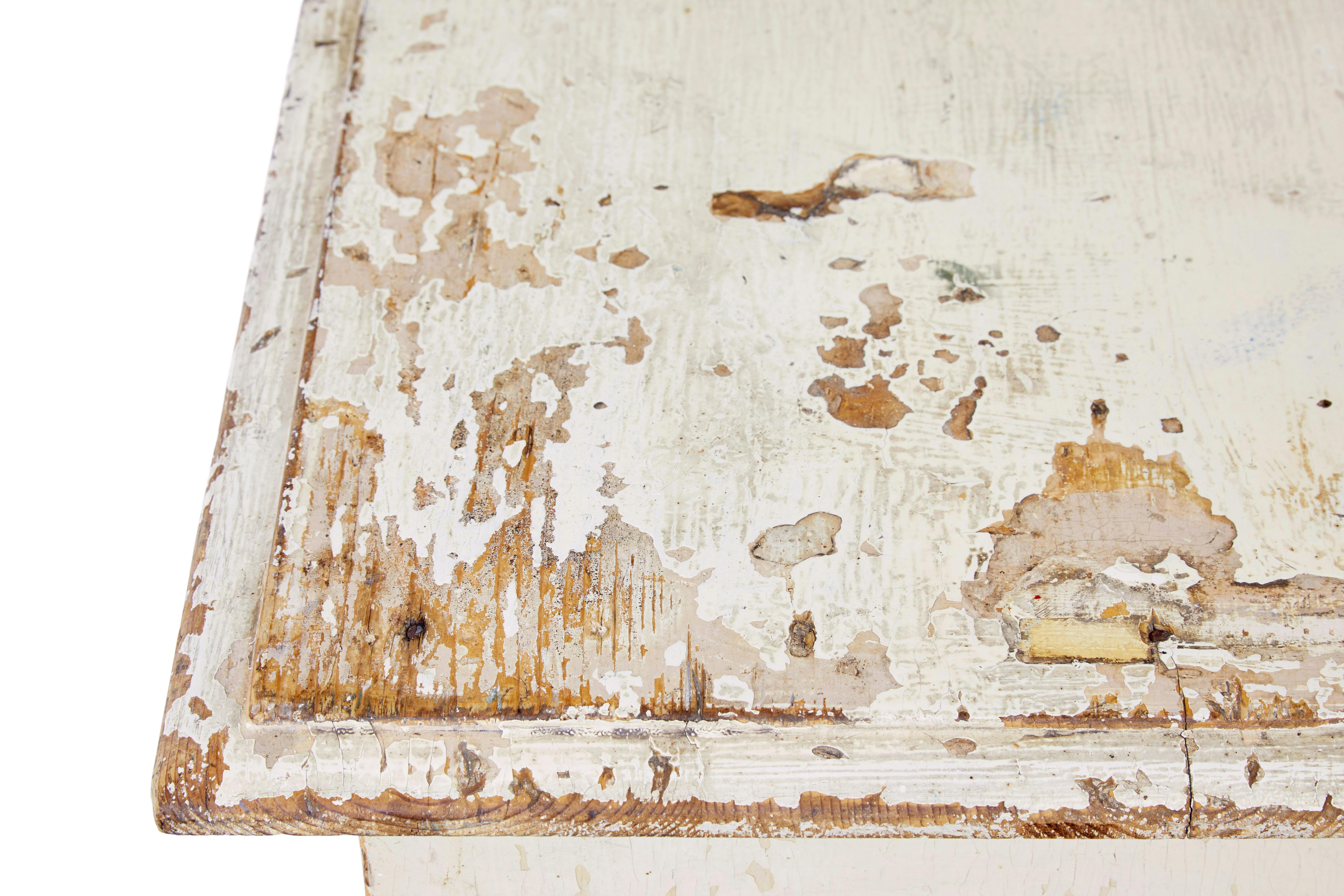 Rustikaler Schrank aus bemalter schwedischer Kiefer aus dem 19. (Handgeschnitzt) im Angebot