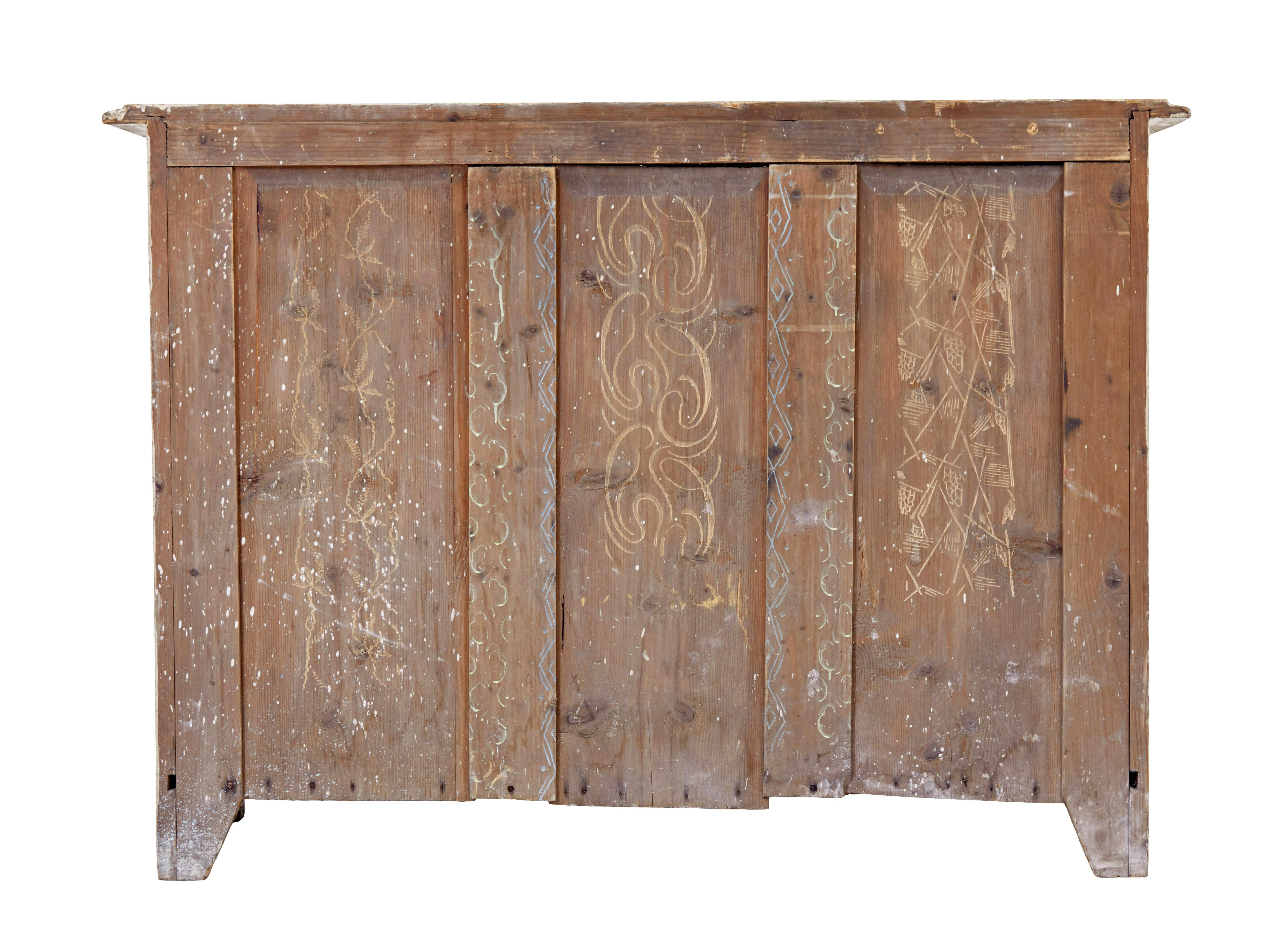 Rustikaler Schrank aus bemalter schwedischer Kiefer aus dem 19. (Kiefernholz) im Angebot