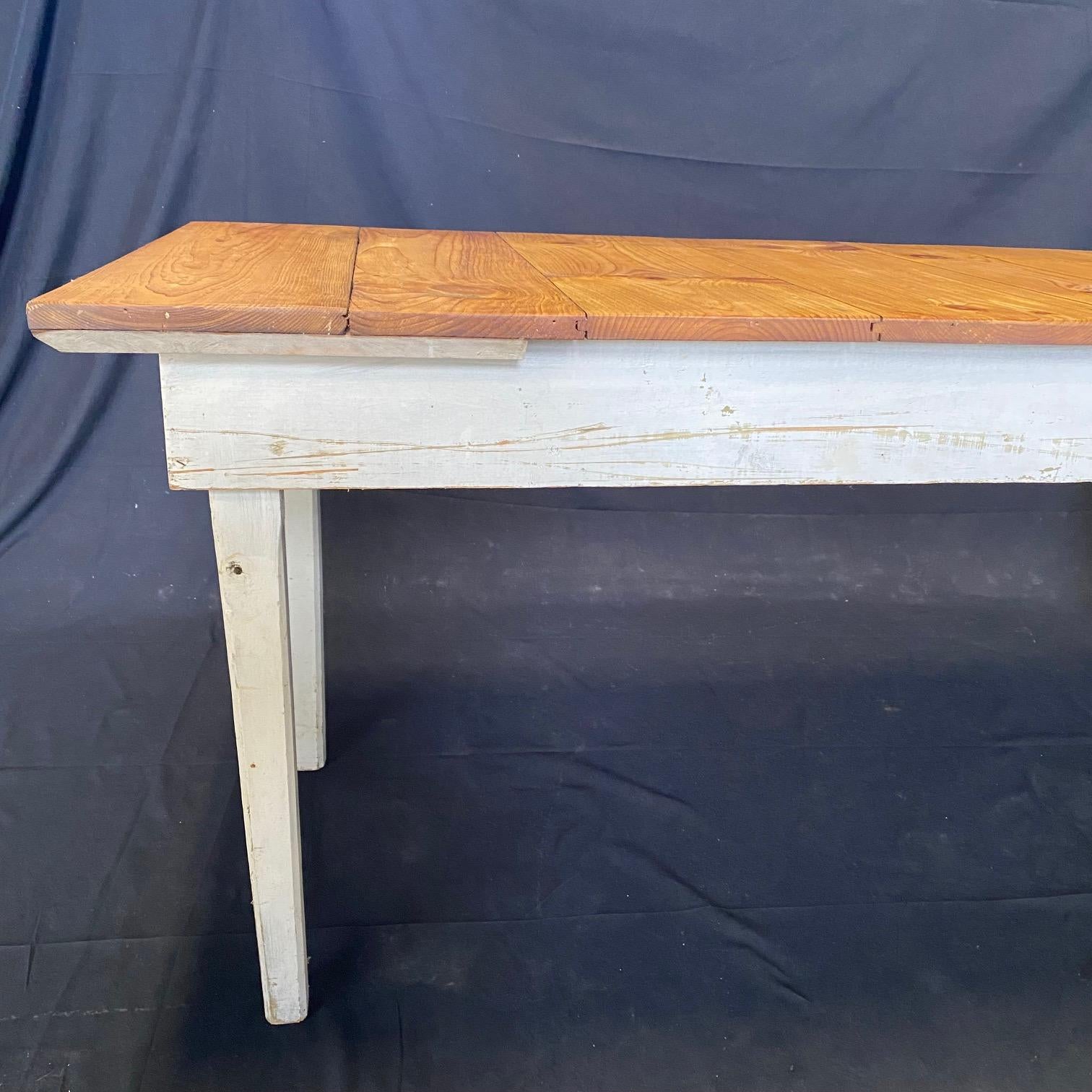 Table à manger rustique de ferme en pin du 19ème siècle provenant d'un grange, dans le Maine en vente 2